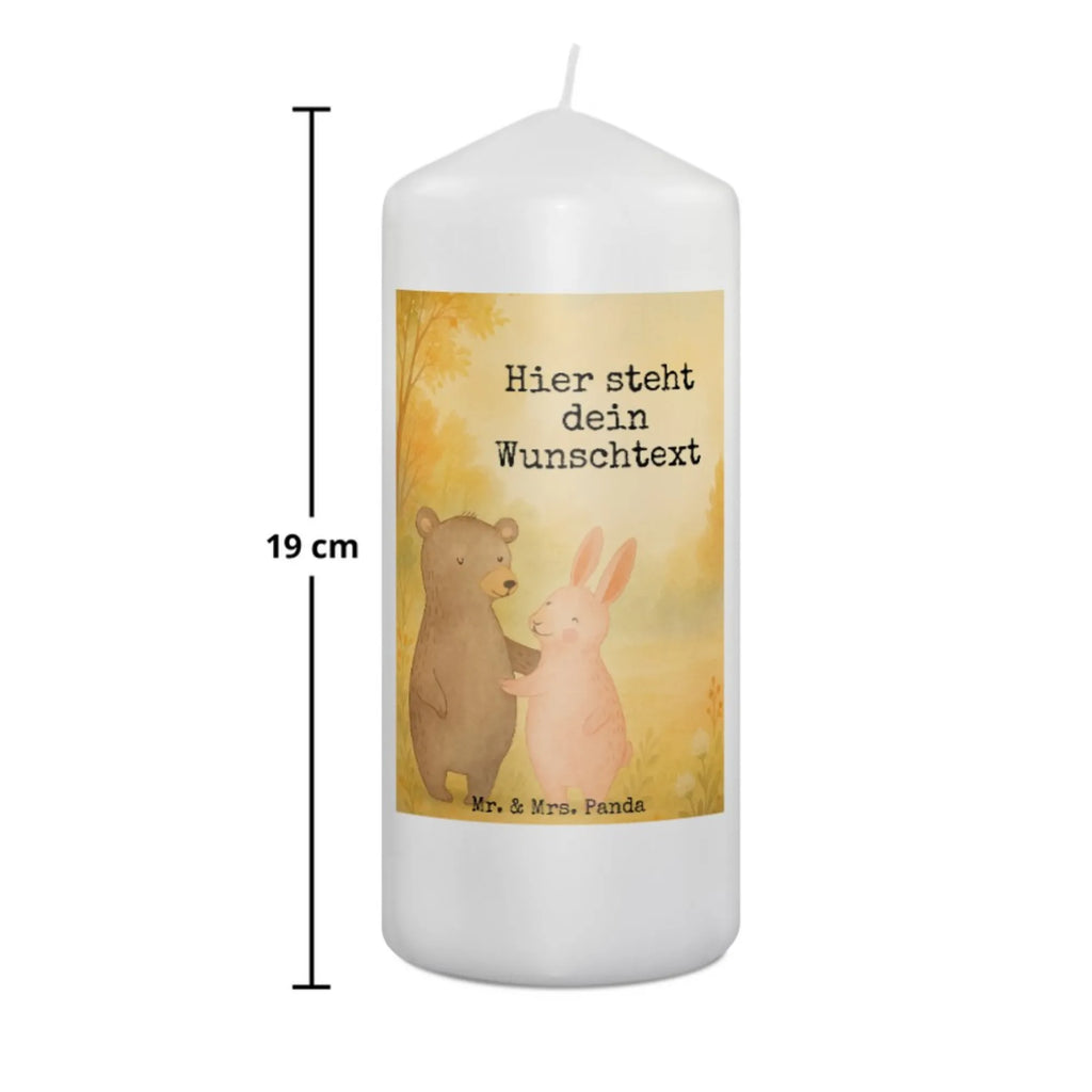 Personalisierte Kerze Bär und Hase Umarmen Design Holz-Kerze Mit Namen, Tischkerze Mit Namensdruck, Tafelkerze Mit Wunschname, Kerze Mit Prägung Und Wunschname, Blockkerze Mit Namensdruck, Bienenwachskerze Mit Wunschname, Andachtskerze Mit Namensgravur, Adventskerze Mit Wunschname, Kerze Für Hochzeit Mit Namensgravur, Kommunionkerze Mit Namen, Trauerkerze Mit Namen, Glas-Kerze Mit Wunschname, Kerze Mit Spruch Und Namen, Handgegossene Kerze Mit Namen, LED-Kerze Mit Wunschname, Stearinkerze Mit Gravur, Votivkerze Mit Wunschname, Stumpenkerze Mit Namensgravur, Streukerze Mit Namensdruck, Grabkerze Mit Namensgravur, Fair-Trade-Kerze Mit Namensgravur, Stabkerze Mit Gravur, Gartenkerze Mit Namen, Personalisierte Kerze, Duftkerze Mit Namen, Outdoor-Kerze Mit Namensgravur, Gedenkkerze Mit Namen, Taufekerze Mit Namensgravur, Bio-Kerze Mit Wunschname, Kerze Mit Namen, Gastgeschenk Kerze Mit Namen, Handgemachte Kerze Mit Wunschname, Osterkerze Mit Namen, Sojawachskerze Mit Namensdruck, Metall-Kerze Mit Namensgravur, Firmungskerze Mit Wunschname, Kerze Für Geburtstag Mit Wunschname, Kerzen-Set Mit Namensgravur, Teelicht Mit Namensdruck, Schwimmkerze Mit Namen, Laternenkerze Mit Namensdruck, Weihnachtskerze Mit Namensgravur, Liebe, Partner, Freund, Freundin, Ehemann, Ehefrau, Heiraten, Verlobung, Heiratsantrag, Liebesgeschenk, Jahrestag, Hocheitstag, Hase, best friends, Bär, bester Freund, Freunde, Bärchen