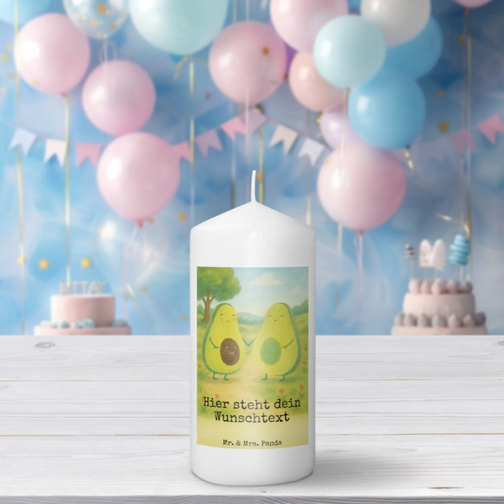 Personalisierte Kerze Avocado Pärchen Design Glas-Kerze Mit Wunschname, Personalisierte Kerze, Grabkerze Mit Namensgravur, Tischkerze Mit Namensdruck, Fair-Trade-Kerze Mit Namensgravur, Osterkerze Mit Namen, Weihnachtskerze Mit Namensgravur, Taufekerze Mit Namensgravur, Teelicht Mit Namensdruck, Andachtskerze Mit Namensgravur, Kerze Mit Prägung Und Wunschname, Outdoor-Kerze Mit Namensgravur, Schwimmkerze Mit Namen, Stearinkerze Mit Gravur, Bio-Kerze Mit Wunschname, Handgegossene Kerze Mit Namen, Metall-Kerze Mit Namensgravur, Kerze Mit Namen, Gastgeschenk Kerze Mit Namen, Kerze Mit Spruch Und Namen, Kerze Für Geburtstag Mit Wunschname, Laternenkerze Mit Namensdruck, Tafelkerze Mit Wunschname, Sojawachskerze Mit Namensdruck, Gartenkerze Mit Namen, Streukerze Mit Namensdruck, Kerzen-Set Mit Namensgravur, Handgemachte Kerze Mit Wunschname, LED-Kerze Mit Wunschname, Adventskerze Mit Wunschname, Votivkerze Mit Wunschname, Holz-Kerze Mit Namen, Gedenkkerze Mit Namen, Kommunionkerze Mit Namen, Firmungskerze Mit Wunschname, Stabkerze Mit Gravur, Stumpenkerze Mit Namensgravur, Trauerkerze Mit Namen, Kerze Für Hochzeit Mit Namensgravur, Blockkerze Mit Namensdruck, Bienenwachskerze Mit Wunschname, Duftkerze Mit Namen, Avocado, Veggie, Vegan, Gesund, Kinder, Avocados, Liebe, Familie, Hochzeit, Geburt, Babyparty, Schwangerschaft, Babyshower, Avocuddle