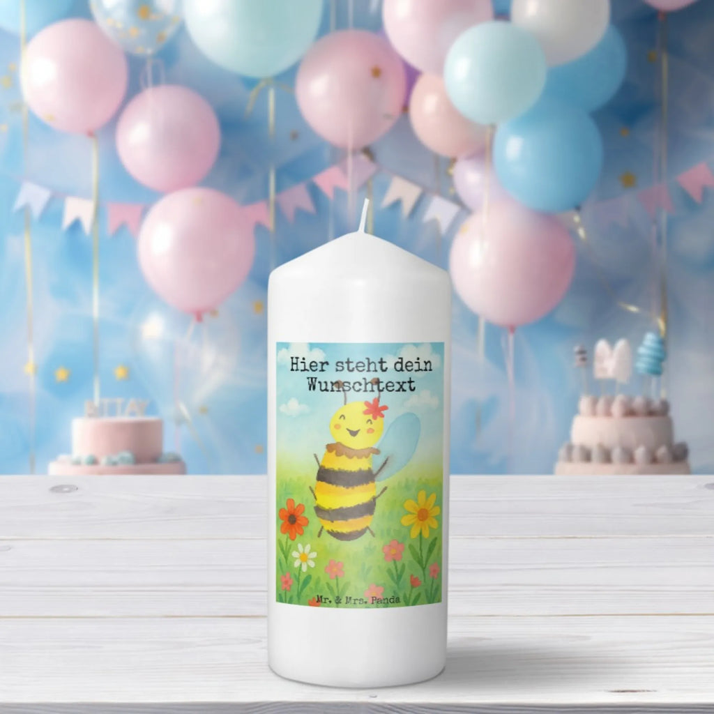 Personalisierte Kerze Biene Happy Design Kerze Mit Prägung Und Wunschname, Tafelkerze Mit Wunschname, Stabkerze Mit Gravur, Votivkerze Mit Wunschname, Kerze Für Hochzeit Mit Namensgravur, Blockkerze Mit Namensdruck, Stearinkerze Mit Gravur, Trauerkerze Mit Namen, Laternenkerze Mit Namensdruck, Gastgeschenk Kerze Mit Namen, Stumpenkerze Mit Namensgravur, LED-Kerze Mit Wunschname, Sojawachskerze Mit Namensdruck, Personalisierte Kerze, Gedenkkerze Mit Namen, Andachtskerze Mit Namensgravur, Firmungskerze Mit Wunschname, Taufekerze Mit Namensgravur, Weihnachtskerze Mit Namensgravur, Gartenkerze Mit Namen, Schwimmkerze Mit Namen, Kerze Mit Namen, Tischkerze Mit Namensdruck, Grabkerze Mit Namensgravur, Teelicht Mit Namensdruck, Osterkerze Mit Namen, Fair-Trade-Kerze Mit Namensgravur, Kerze Mit Spruch Und Namen, Handgemachte Kerze Mit Wunschname, Kerze Für Geburtstag Mit Wunschname, Bio-Kerze Mit Wunschname, Kommunionkerze Mit Namen, Outdoor-Kerze Mit Namensgravur, Metall-Kerze Mit Namensgravur, Holz-Kerze Mit Namen, Duftkerze Mit Namen, Bienenwachskerze Mit Wunschname, Handgegossene Kerze Mit Namen, Adventskerze Mit Wunschname, Kerzen-Set Mit Namensgravur, Glas-Kerze Mit Wunschname, Streukerze Mit Namensdruck, Biene, Wespe, Hummel