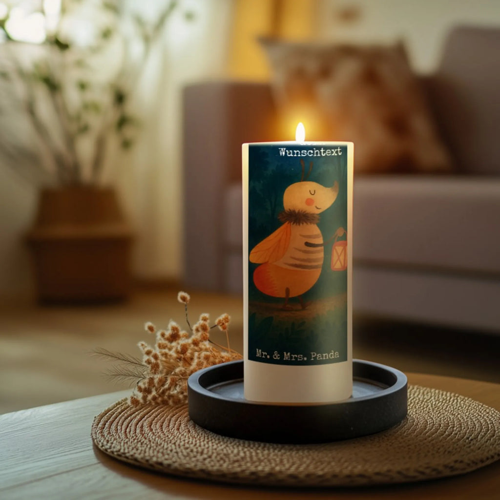 Personalisierte Kerze Glühwürmchen Design Taufekerze Mit Namensgravur, Duftkerze Mit Namen, Sojawachskerze Mit Namensdruck, Trauerkerze Mit Namen, Gedenkkerze Mit Namen, Kerze Mit Prägung Und Wunschname, Bienenwachskerze Mit Wunschname, Holz-Kerze Mit Namen, Stumpenkerze Mit Namensgravur, Votivkerze Mit Wunschname, Grabkerze Mit Namensgravur, Schwimmkerze Mit Namen, LED-Kerze Mit Wunschname, Adventskerze Mit Wunschname, Handgegossene Kerze Mit Namen, Personalisierte Kerze, Gastgeschenk Kerze Mit Namen, Streukerze Mit Namensdruck, Kerzen-Set Mit Namensgravur, Metall-Kerze Mit Namensgravur, Bio-Kerze Mit Wunschname, Kerze Für Geburtstag Mit Wunschname, Teelicht Mit Namensdruck, Andachtskerze Mit Namensgravur, Kerze Mit Spruch Und Namen, Tafelkerze Mit Wunschname, Fair-Trade-Kerze Mit Namensgravur, Glas-Kerze Mit Wunschname, Outdoor-Kerze Mit Namensgravur, Blockkerze Mit Namensdruck, Kerze Für Hochzeit Mit Namensgravur, Laternenkerze Mit Namensdruck, Weihnachtskerze Mit Namensgravur, Osterkerze Mit Namen, Gartenkerze Mit Namen, Tischkerze Mit Namensdruck, Kerze Mit Namen, Stearinkerze Mit Gravur, Handgemachte Kerze Mit Wunschname, Firmungskerze Mit Wunschname, Stabkerze Mit Gravur, Kommunionkerze Mit Namen, Tiermotive, Gute Laune, lustige Sprüche, Tiere, Lieblingsmensch, Jahrestag, magisch, Falter, Glühwurm, Glühwürmchen, Leuchten, Verlobung, Liebesbeweis, Heiratsantrag, Liebe, Liebesspruch