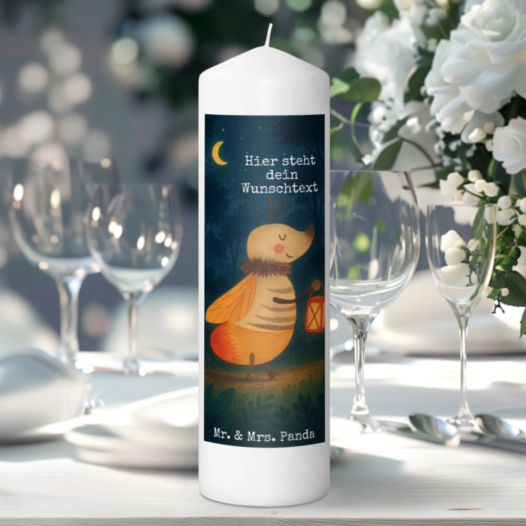 Personalisierte Kerze Glühwürmchen Design Taufekerze Mit Namensgravur, Duftkerze Mit Namen, Sojawachskerze Mit Namensdruck, Trauerkerze Mit Namen, Gedenkkerze Mit Namen, Kerze Mit Prägung Und Wunschname, Bienenwachskerze Mit Wunschname, Holz-Kerze Mit Namen, Stumpenkerze Mit Namensgravur, Votivkerze Mit Wunschname, Grabkerze Mit Namensgravur, Schwimmkerze Mit Namen, LED-Kerze Mit Wunschname, Adventskerze Mit Wunschname, Handgegossene Kerze Mit Namen, Personalisierte Kerze, Gastgeschenk Kerze Mit Namen, Streukerze Mit Namensdruck, Kerzen-Set Mit Namensgravur, Metall-Kerze Mit Namensgravur, Bio-Kerze Mit Wunschname, Kerze Für Geburtstag Mit Wunschname, Teelicht Mit Namensdruck, Andachtskerze Mit Namensgravur, Kerze Mit Spruch Und Namen, Tafelkerze Mit Wunschname, Fair-Trade-Kerze Mit Namensgravur, Glas-Kerze Mit Wunschname, Outdoor-Kerze Mit Namensgravur, Blockkerze Mit Namensdruck, Kerze Für Hochzeit Mit Namensgravur, Laternenkerze Mit Namensdruck, Weihnachtskerze Mit Namensgravur, Osterkerze Mit Namen, Gartenkerze Mit Namen, Tischkerze Mit Namensdruck, Kerze Mit Namen, Stearinkerze Mit Gravur, Handgemachte Kerze Mit Wunschname, Firmungskerze Mit Wunschname, Stabkerze Mit Gravur, Kommunionkerze Mit Namen, Tiermotive, Gute Laune, lustige Sprüche, Tiere, Lieblingsmensch, Jahrestag, magisch, Falter, Glühwurm, Glühwürmchen, Leuchten, Verlobung, Liebesbeweis, Heiratsantrag, Liebe, Liebesspruch