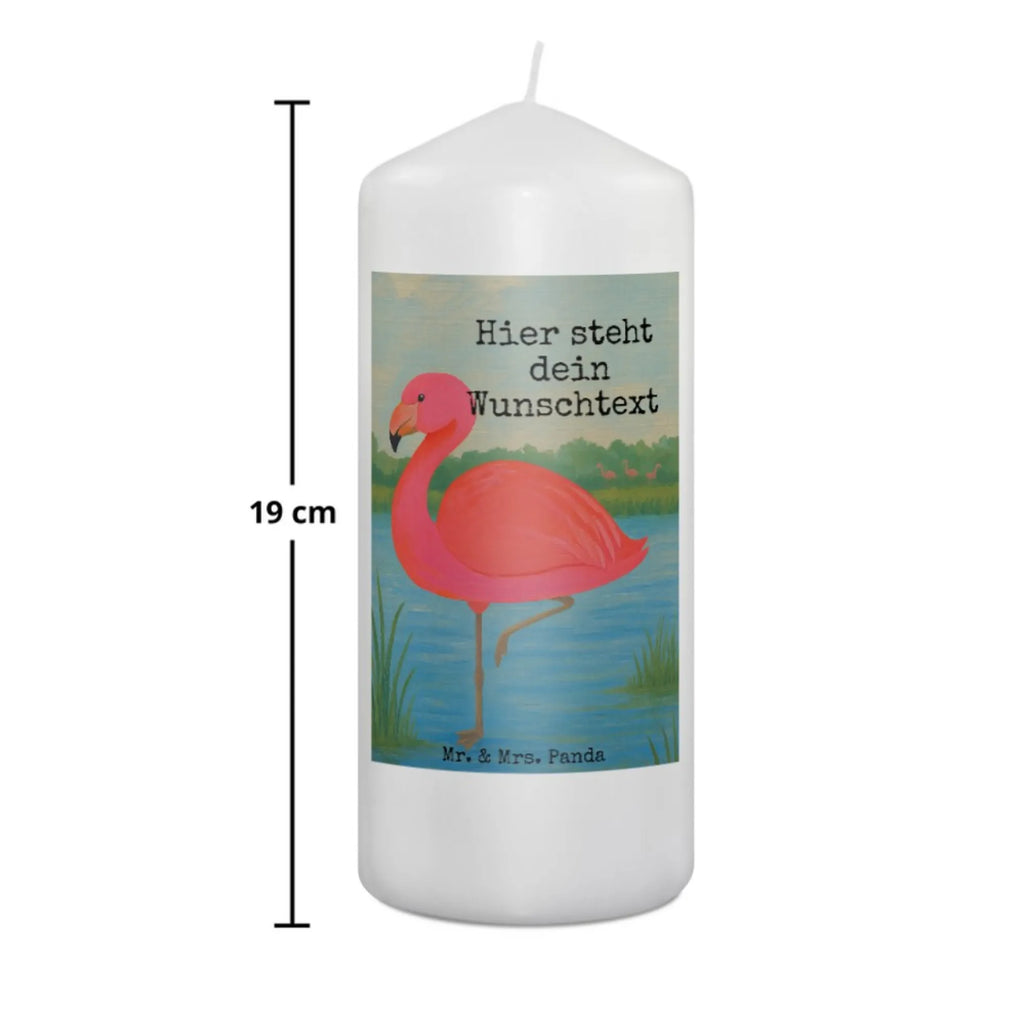 Personalisierte Kerze Flamingo Classic Design Outdoor-Kerze Mit Namensgravur, Tafelkerze Mit Wunschname, Adventskerze Mit Wunschname, Sojawachskerze Mit Namensdruck, Kerze Mit Prägung Und Wunschname, Kerzen-Set Mit Namensgravur, Bienenwachskerze Mit Wunschname, LED-Kerze Mit Wunschname, Stearinkerze Mit Gravur, Fair-Trade-Kerze Mit Namensgravur, Grabkerze Mit Namensgravur, Taufekerze Mit Namensgravur, Stabkerze Mit Gravur, Trauerkerze Mit Namen, Kerze Mit Namen, Gedenkkerze Mit Namen, Duftkerze Mit Namen, Gartenkerze Mit Namen, Bio-Kerze Mit Wunschname, Glas-Kerze Mit Wunschname, Kerze Für Geburtstag Mit Wunschname, Holz-Kerze Mit Namen, Teelicht Mit Namensdruck, Handgemachte Kerze Mit Wunschname, Streukerze Mit Namensdruck, Laternenkerze Mit Namensdruck, Blockkerze Mit Namensdruck, Votivkerze Mit Wunschname, Firmungskerze Mit Wunschname, Kerze Für Hochzeit Mit Namensgravur, Tischkerze Mit Namensdruck, Gastgeschenk Kerze Mit Namen, Weihnachtskerze Mit Namensgravur, Osterkerze Mit Namen, Stumpenkerze Mit Namensgravur, Schwimmkerze Mit Namen, Personalisierte Kerze, Kommunionkerze Mit Namen, Handgegossene Kerze Mit Namen, Kerze Mit Spruch Und Namen, Metall-Kerze Mit Namensgravur, Andachtskerze Mit Namensgravur, Flamingo, ich, Stolz, Einzigartig, Tochter, Freundinnen, Sohn, Geschwister, Außenseiter, Spruch, Freundin, für mich, Selbstliebe