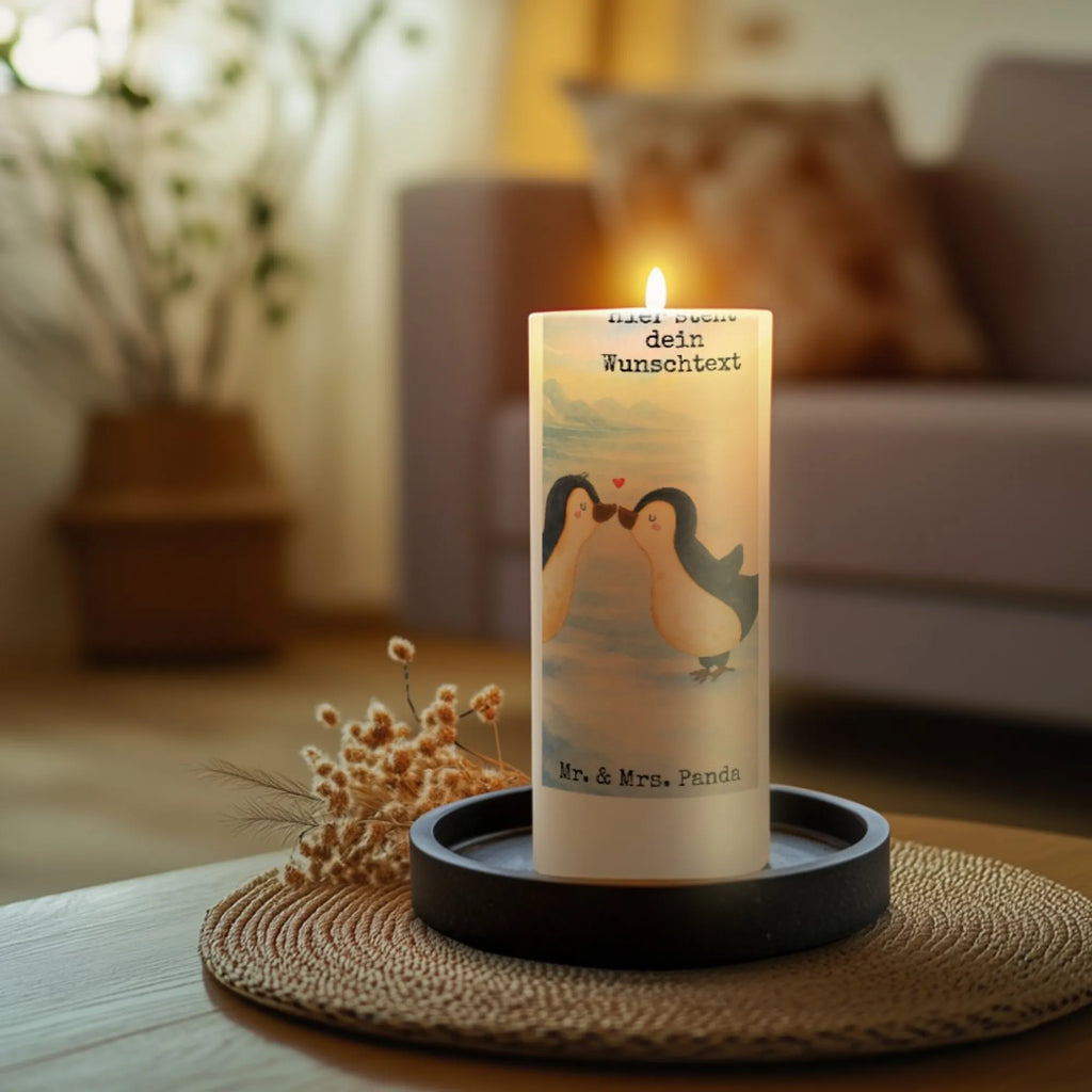 Personalisierte Kerze Pinguine Kuss Design Stearinkerze Mit Gravur, Gartenkerze Mit Namen, LED-Kerze Mit Wunschname, Taufekerze Mit Namensgravur, Holz-Kerze Mit Namen, Grabkerze Mit Namensgravur, Firmungskerze Mit Wunschname, Duftkerze Mit Namen, Stumpenkerze Mit Namensgravur, Andachtskerze Mit Namensgravur, Stabkerze Mit Gravur, Adventskerze Mit Wunschname, Glas-Kerze Mit Wunschname, Kerze Mit Namen, Kerzen-Set Mit Namensgravur, Votivkerze Mit Wunschname, Tischkerze Mit Namensdruck, Bio-Kerze Mit Wunschname, Kerze Mit Spruch Und Namen, Kerze Mit Prägung Und Wunschname, Handgegossene Kerze Mit Namen, Bienenwachskerze Mit Wunschname, Kerze Für Geburtstag Mit Wunschname, Outdoor-Kerze Mit Namensgravur, Laternenkerze Mit Namensdruck, Handgemachte Kerze Mit Wunschname, Gastgeschenk Kerze Mit Namen, Tafelkerze Mit Wunschname, Trauerkerze Mit Namen, Schwimmkerze Mit Namen, Fair-Trade-Kerze Mit Namensgravur, Streukerze Mit Namensdruck, Kerze Für Hochzeit Mit Namensgravur, Blockkerze Mit Namensdruck, Kommunionkerze Mit Namen, Metall-Kerze Mit Namensgravur, Personalisierte Kerze, Weihnachtskerze Mit Namensgravur, Teelicht Mit Namensdruck, Osterkerze Mit Namen, Gedenkkerze Mit Namen, Sojawachskerze Mit Namensdruck, Liebe, Partner, Freund, Freundin, Ehemann, Ehefrau, Heiraten, Verlobung, Heiratsantrag, Liebesgeschenk, Jahrestag, Hocheitstag, Mitbringsel, Hochzeitstag, für Männer, Geschenk für Frauen, für Ehemann, Liebesbeweis, Geschenk für Partner, Valentinstag, Geschenk für Freundin