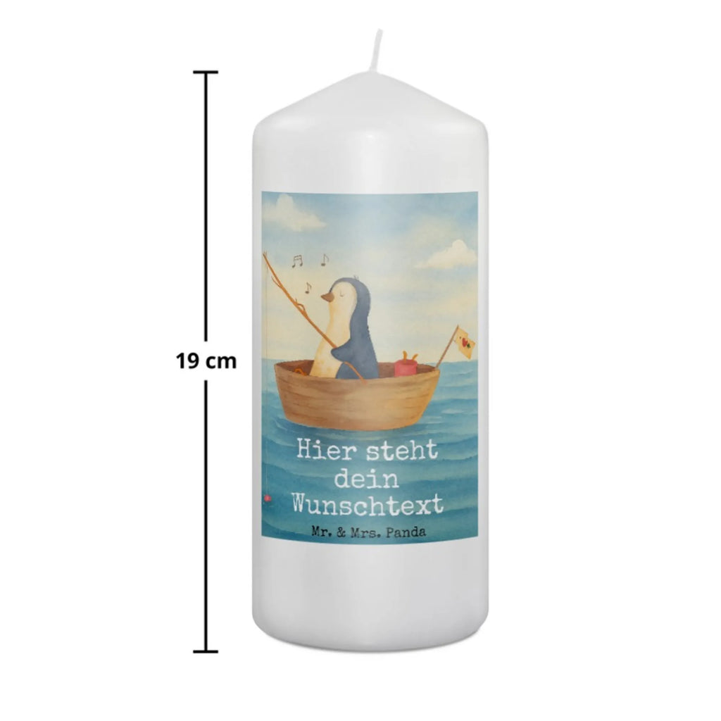 Personalisierte Kerze Pinguin Angelboot Design Taufekerze Mit Namensgravur, Kerze Mit Prägung Und Wunschname, Schwimmkerze Mit Namen, Kerze Mit Namen, Blockkerze Mit Namensdruck, Gastgeschenk Kerze Mit Namen, Gedenkkerze Mit Namen, Kerze Für Hochzeit Mit Namensgravur, Laternenkerze Mit Namensdruck, Stumpenkerze Mit Namensgravur, Adventskerze Mit Wunschname, Sojawachskerze Mit Namensdruck, Bienenwachskerze Mit Wunschname, Holz-Kerze Mit Namen, Fair-Trade-Kerze Mit Namensgravur, Kerzen-Set Mit Namensgravur, Bio-Kerze Mit Wunschname, Handgegossene Kerze Mit Namen, Andachtskerze Mit Namensgravur, Grabkerze Mit Namensgravur, Weihnachtskerze Mit Namensgravur, Stabkerze Mit Gravur, Stearinkerze Mit Gravur, Duftkerze Mit Namen, Tafelkerze Mit Wunschname, Tischkerze Mit Namensdruck, Trauerkerze Mit Namen, Teelicht Mit Namensdruck, Votivkerze Mit Wunschname, Streukerze Mit Namensdruck, Gartenkerze Mit Namen, Handgemachte Kerze Mit Wunschname, Kerze Für Geburtstag Mit Wunschname, Kerze Mit Spruch Und Namen, Kommunionkerze Mit Namen, Osterkerze Mit Namen, Outdoor-Kerze Mit Namensgravur, Personalisierte Kerze, Metall-Kerze Mit Namensgravur, Glas-Kerze Mit Wunschname, Firmungskerze Mit Wunschname, LED-Kerze Mit Wunschname, Pinguin, Trennung, Angeln, Pinguine, genießen, Angelboot, Neuanfang, Scheidung, Motivation, Boot, Neustart, Leben, Geschenkidee Liebeskummer, Lebenslust