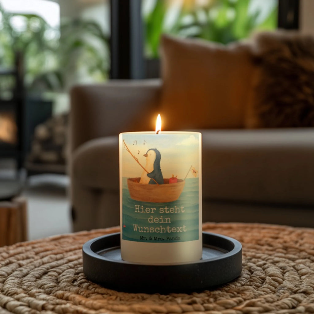 Personalisierte Kerze Pinguin Angelboot Design Taufekerze Mit Namensgravur, Kerze Mit Prägung Und Wunschname, Schwimmkerze Mit Namen, Kerze Mit Namen, Blockkerze Mit Namensdruck, Gastgeschenk Kerze Mit Namen, Gedenkkerze Mit Namen, Kerze Für Hochzeit Mit Namensgravur, Laternenkerze Mit Namensdruck, Stumpenkerze Mit Namensgravur, Adventskerze Mit Wunschname, Sojawachskerze Mit Namensdruck, Bienenwachskerze Mit Wunschname, Holz-Kerze Mit Namen, Fair-Trade-Kerze Mit Namensgravur, Kerzen-Set Mit Namensgravur, Bio-Kerze Mit Wunschname, Handgegossene Kerze Mit Namen, Andachtskerze Mit Namensgravur, Grabkerze Mit Namensgravur, Weihnachtskerze Mit Namensgravur, Stabkerze Mit Gravur, Stearinkerze Mit Gravur, Duftkerze Mit Namen, Tafelkerze Mit Wunschname, Tischkerze Mit Namensdruck, Trauerkerze Mit Namen, Teelicht Mit Namensdruck, Votivkerze Mit Wunschname, Streukerze Mit Namensdruck, Gartenkerze Mit Namen, Handgemachte Kerze Mit Wunschname, Kerze Für Geburtstag Mit Wunschname, Kerze Mit Spruch Und Namen, Kommunionkerze Mit Namen, Osterkerze Mit Namen, Outdoor-Kerze Mit Namensgravur, Personalisierte Kerze, Metall-Kerze Mit Namensgravur, Glas-Kerze Mit Wunschname, Firmungskerze Mit Wunschname, LED-Kerze Mit Wunschname, Pinguin, Trennung, Angeln, Pinguine, genießen, Angelboot, Neuanfang, Scheidung, Motivation, Boot, Neustart, Leben, Geschenkidee Liebeskummer, Lebenslust