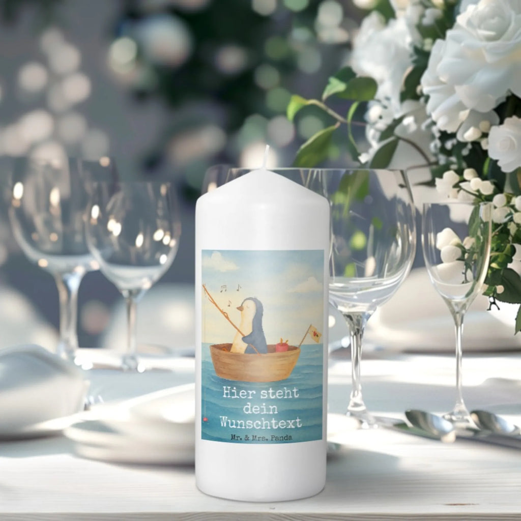 Personalisierte Kerze Pinguin Angelboot Design Taufekerze Mit Namensgravur, Kerze Mit Prägung Und Wunschname, Schwimmkerze Mit Namen, Kerze Mit Namen, Blockkerze Mit Namensdruck, Gastgeschenk Kerze Mit Namen, Gedenkkerze Mit Namen, Kerze Für Hochzeit Mit Namensgravur, Laternenkerze Mit Namensdruck, Stumpenkerze Mit Namensgravur, Adventskerze Mit Wunschname, Sojawachskerze Mit Namensdruck, Bienenwachskerze Mit Wunschname, Holz-Kerze Mit Namen, Fair-Trade-Kerze Mit Namensgravur, Kerzen-Set Mit Namensgravur, Bio-Kerze Mit Wunschname, Handgegossene Kerze Mit Namen, Andachtskerze Mit Namensgravur, Grabkerze Mit Namensgravur, Weihnachtskerze Mit Namensgravur, Stabkerze Mit Gravur, Stearinkerze Mit Gravur, Duftkerze Mit Namen, Tafelkerze Mit Wunschname, Tischkerze Mit Namensdruck, Trauerkerze Mit Namen, Teelicht Mit Namensdruck, Votivkerze Mit Wunschname, Streukerze Mit Namensdruck, Gartenkerze Mit Namen, Handgemachte Kerze Mit Wunschname, Kerze Für Geburtstag Mit Wunschname, Kerze Mit Spruch Und Namen, Kommunionkerze Mit Namen, Osterkerze Mit Namen, Outdoor-Kerze Mit Namensgravur, Personalisierte Kerze, Metall-Kerze Mit Namensgravur, Glas-Kerze Mit Wunschname, Firmungskerze Mit Wunschname, LED-Kerze Mit Wunschname, Pinguin, Trennung, Angeln, Pinguine, genießen, Angelboot, Neuanfang, Scheidung, Motivation, Boot, Neustart, Leben, Geschenkidee Liebeskummer, Lebenslust