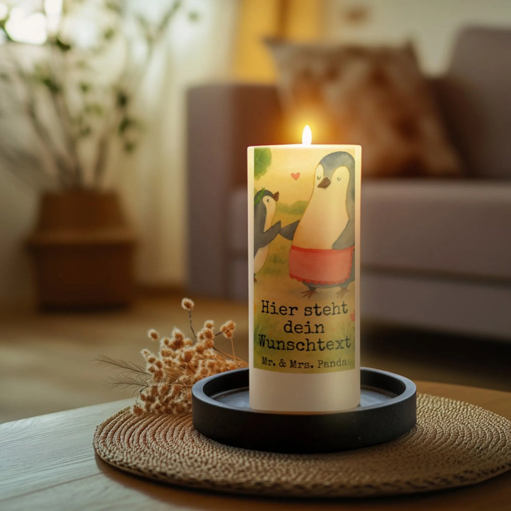 Personalisierte Kerze Pinguin mit Kind Design Laternenkerze Mit Namensdruck, Trauerkerze Mit Namen, Grabkerze Mit Namensgravur, Kerzen-Set Mit Namensgravur, Kerze Mit Namen, Stabkerze Mit Gravur, Sojawachskerze Mit Namensdruck, Kerze Mit Spruch Und Namen, Kerze Mit Prägung Und Wunschname, Duftkerze Mit Namen, Tafelkerze Mit Wunschname, Holz-Kerze Mit Namen, Gedenkkerze Mit Namen, Blockkerze Mit Namensdruck, Adventskerze Mit Wunschname, Stumpenkerze Mit Namensgravur, Gastgeschenk Kerze Mit Namen, Metall-Kerze Mit Namensgravur, Kerze Für Hochzeit Mit Namensgravur, Outdoor-Kerze Mit Namensgravur, Handgegossene Kerze Mit Namen, Personalisierte Kerze, Kommunionkerze Mit Namen, Streukerze Mit Namensdruck, Weihnachtskerze Mit Namensgravur, Fair-Trade-Kerze Mit Namensgravur, LED-Kerze Mit Wunschname, Tischkerze Mit Namensdruck, Votivkerze Mit Wunschname, Bio-Kerze Mit Wunschname, Schwimmkerze Mit Namen, Bienenwachskerze Mit Wunschname, Andachtskerze Mit Namensgravur, Firmungskerze Mit Wunschname, Teelicht Mit Namensdruck, Gartenkerze Mit Namen, Kerze Für Geburtstag Mit Wunschname, Handgemachte Kerze Mit Wunschname, Osterkerze Mit Namen, Glas-Kerze Mit Wunschname, Taufekerze Mit Namensgravur, Stearinkerze Mit Gravur, Familie, Vatertag, Muttertag, Bruder, Schwester, Mama, Papa, Oma, Opa, Geburststag, Geschenk, Mami, Mutter, Mutti
