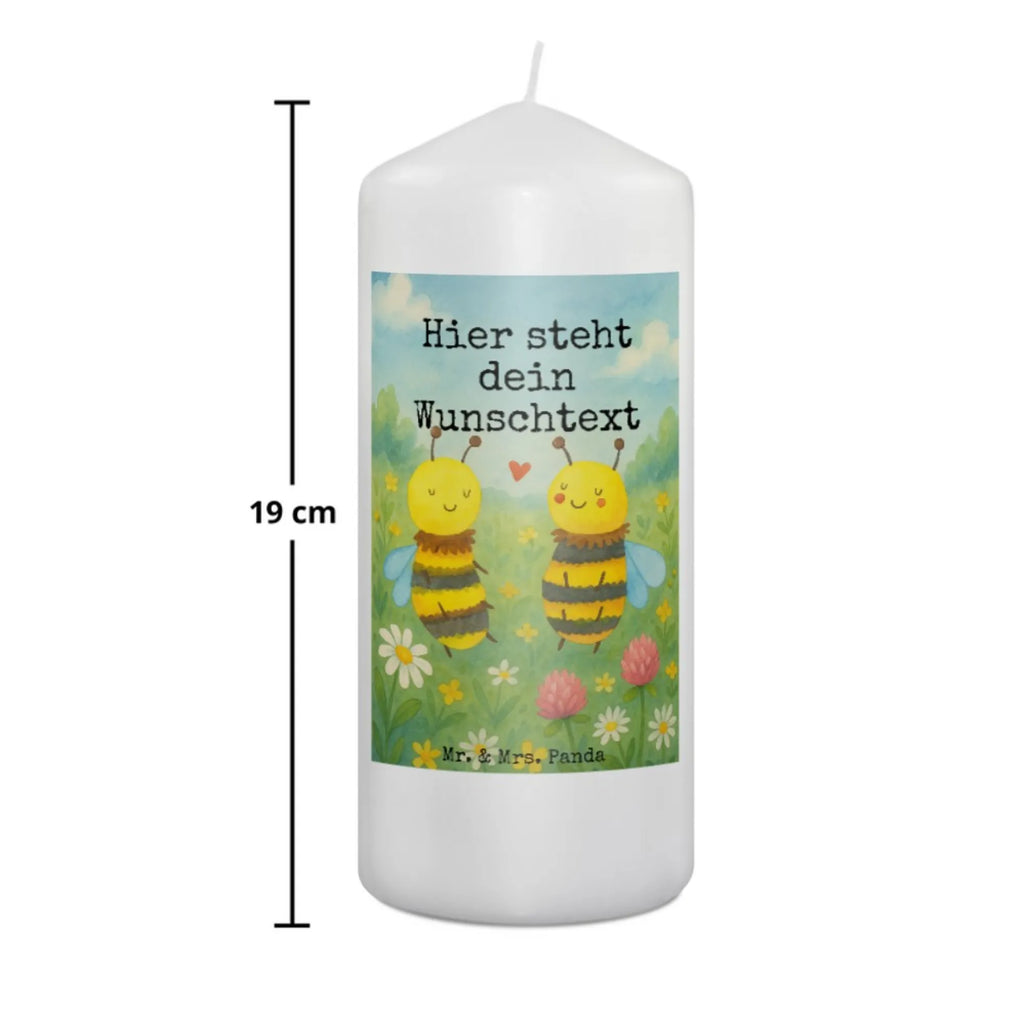 Personalisierte Kerze Biene Verliebt Design Kerze Mit Namen, Schwimmkerze Mit Namen, Weihnachtskerze Mit Namensgravur, Kerze Mit Spruch Und Namen, Stearinkerze Mit Gravur, Kerze Für Hochzeit Mit Namensgravur, Glas-Kerze Mit Wunschname, Metall-Kerze Mit Namensgravur, LED-Kerze Mit Wunschname, Stabkerze Mit Gravur, Kerze Mit Prägung Und Wunschname, Trauerkerze Mit Namen, Osterkerze Mit Namen, Duftkerze Mit Namen, Kommunionkerze Mit Namen, Streukerze Mit Namensdruck, Bienenwachskerze Mit Wunschname, Grabkerze Mit Namensgravur, Handgemachte Kerze Mit Wunschname, Teelicht Mit Namensdruck, Gartenkerze Mit Namen, Fair-Trade-Kerze Mit Namensgravur, Sojawachskerze Mit Namensdruck, Handgegossene Kerze Mit Namen, Kerze Für Geburtstag Mit Wunschname, Tischkerze Mit Namensdruck, Gastgeschenk Kerze Mit Namen, Adventskerze Mit Wunschname, Andachtskerze Mit Namensgravur, Stumpenkerze Mit Namensgravur, Bio-Kerze Mit Wunschname, Firmungskerze Mit Wunschname, Kerzen-Set Mit Namensgravur, Gedenkkerze Mit Namen, Personalisierte Kerze, Votivkerze Mit Wunschname, Tafelkerze Mit Wunschname, Blockkerze Mit Namensdruck, Outdoor-Kerze Mit Namensgravur, Taufekerze Mit Namensgravur, Holz-Kerze Mit Namen, Laternenkerze Mit Namensdruck, Biene, Wespe, Hummel