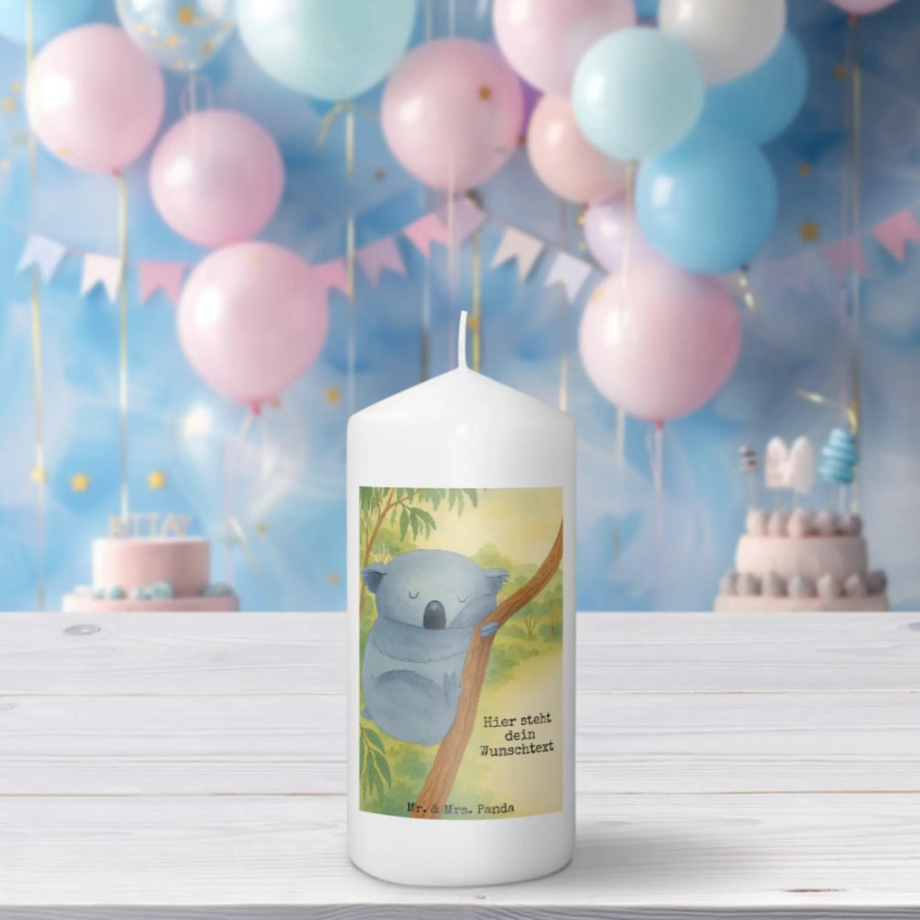 Personalisierte Kerze Koalabär Design LED-Kerze Mit Wunschname, Kerze Für Geburtstag Mit Wunschname, Tafelkerze Mit Wunschname, Stabkerze Mit Gravur, Firmungskerze Mit Wunschname, Gedenkkerze Mit Namen, Stumpenkerze Mit Namensgravur, Metall-Kerze Mit Namensgravur, Bio-Kerze Mit Wunschname, Weihnachtskerze Mit Namensgravur, Osterkerze Mit Namen, Bienenwachskerze Mit Wunschname, Trauerkerze Mit Namen, Sojawachskerze Mit Namensdruck, Gartenkerze Mit Namen, Fair-Trade-Kerze Mit Namensgravur, Teelicht Mit Namensdruck, Votivkerze Mit Wunschname, Kerze Mit Spruch Und Namen, Taufekerze Mit Namensgravur, Kerze Mit Prägung Und Wunschname, Streukerze Mit Namensdruck, Outdoor-Kerze Mit Namensgravur, Kerzen-Set Mit Namensgravur, Laternenkerze Mit Namensdruck, Adventskerze Mit Wunschname, Schwimmkerze Mit Namen, Kerze Für Hochzeit Mit Namensgravur, Andachtskerze Mit Namensgravur, Duftkerze Mit Namen, Stearinkerze Mit Gravur, Kommunionkerze Mit Namen, Kerze Mit Namen, Handgegossene Kerze Mit Namen, Tischkerze Mit Namensdruck, Glas-Kerze Mit Wunschname, Handgemachte Kerze Mit Wunschname, Grabkerze Mit Namensgravur, Personalisierte Kerze, Gastgeschenk Kerze Mit Namen, Holz-Kerze Mit Namen, Blockkerze Mit Namensdruck, Tiermotive, Gute Laune, lustige Sprüche, Tiere, Koalabär, träumen, Bär, Traumland, Koala, Schlafzimmer, schlafen, Traum