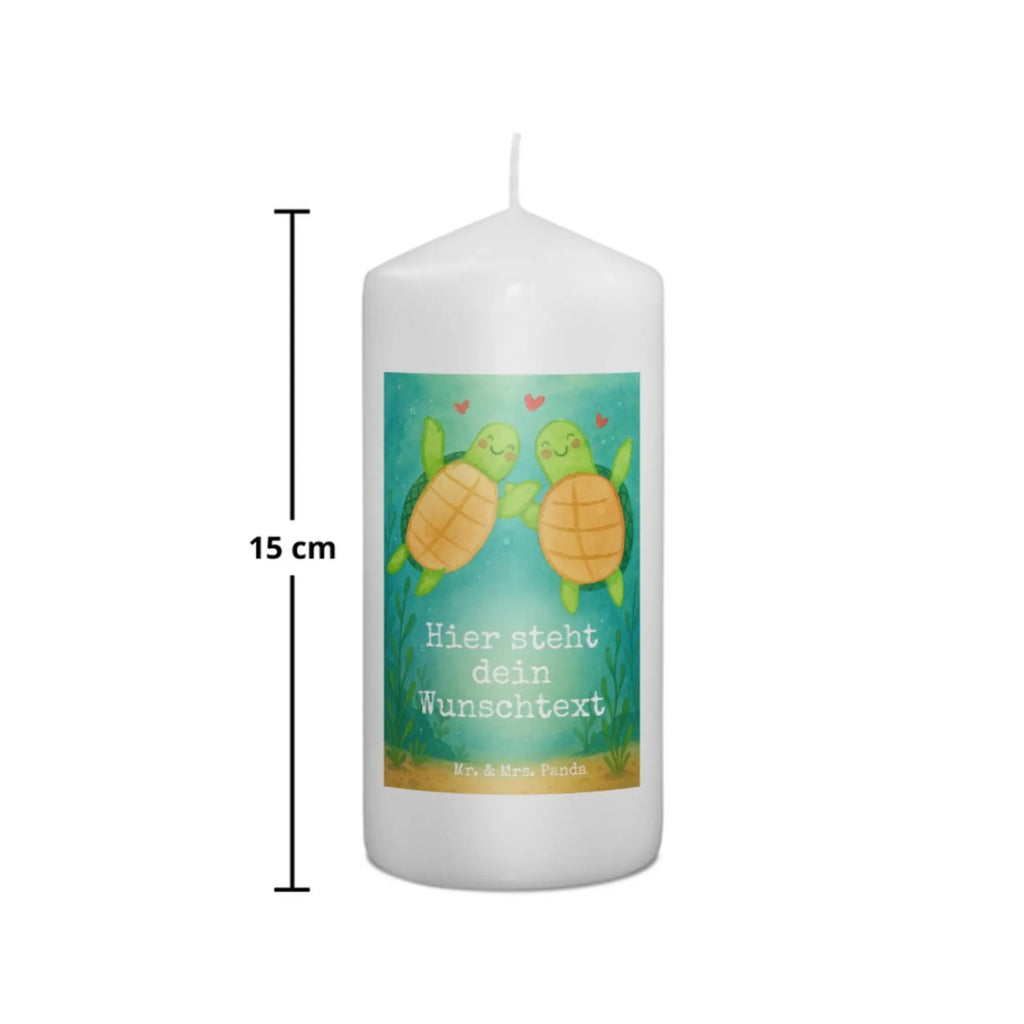 Personalisierte Kerze Schildkröten Paar Design Gastgeschenk Kerze Mit Namen, Streukerze Mit Namensdruck, Teelicht Mit Namensdruck, Handgegossene Kerze Mit Namen, Stabkerze Mit Gravur, Sojawachskerze Mit Namensdruck, Stumpenkerze Mit Namensgravur, Weihnachtskerze Mit Namensgravur, Adventskerze Mit Wunschname, Kerze Mit Spruch Und Namen, Personalisierte Kerze, Holz-Kerze Mit Namen, Outdoor-Kerze Mit Namensgravur, Tafelkerze Mit Wunschname, Kerze Mit Namen, Laternenkerze Mit Namensdruck, Stearinkerze Mit Gravur, Handgemachte Kerze Mit Wunschname, Trauerkerze Mit Namen, Grabkerze Mit Namensgravur, Kerze Mit Prägung Und Wunschname, Schwimmkerze Mit Namen, Kerzen-Set Mit Namensgravur, Tischkerze Mit Namensdruck, Bienenwachskerze Mit Wunschname, Fair-Trade-Kerze Mit Namensgravur, Kerze Für Geburtstag Mit Wunschname, Kerze Für Hochzeit Mit Namensgravur, Gedenkkerze Mit Namen, Bio-Kerze Mit Wunschname, Andachtskerze Mit Namensgravur, Votivkerze Mit Wunschname, Osterkerze Mit Namen, Blockkerze Mit Namensdruck, LED-Kerze Mit Wunschname, Gartenkerze Mit Namen, Firmungskerze Mit Wunschname, Kommunionkerze Mit Namen, Glas-Kerze Mit Wunschname, Metall-Kerze Mit Namensgravur, Duftkerze Mit Namen, Taufekerze Mit Namensgravur, Liebe, Partner, Freund, Freundin, Ehemann, Ehefrau, Heiraten, Verlobung, Heiratsantrag, Liebesgeschenk, Jahrestag, Hocheitstag, Geschenk für Partner, Valentinstag, Geschenk für Freundin, für Ehemann, Liebesbeweis, Hochzeitstag, Mitbringsel, Geschenk für Frauen, für Männer