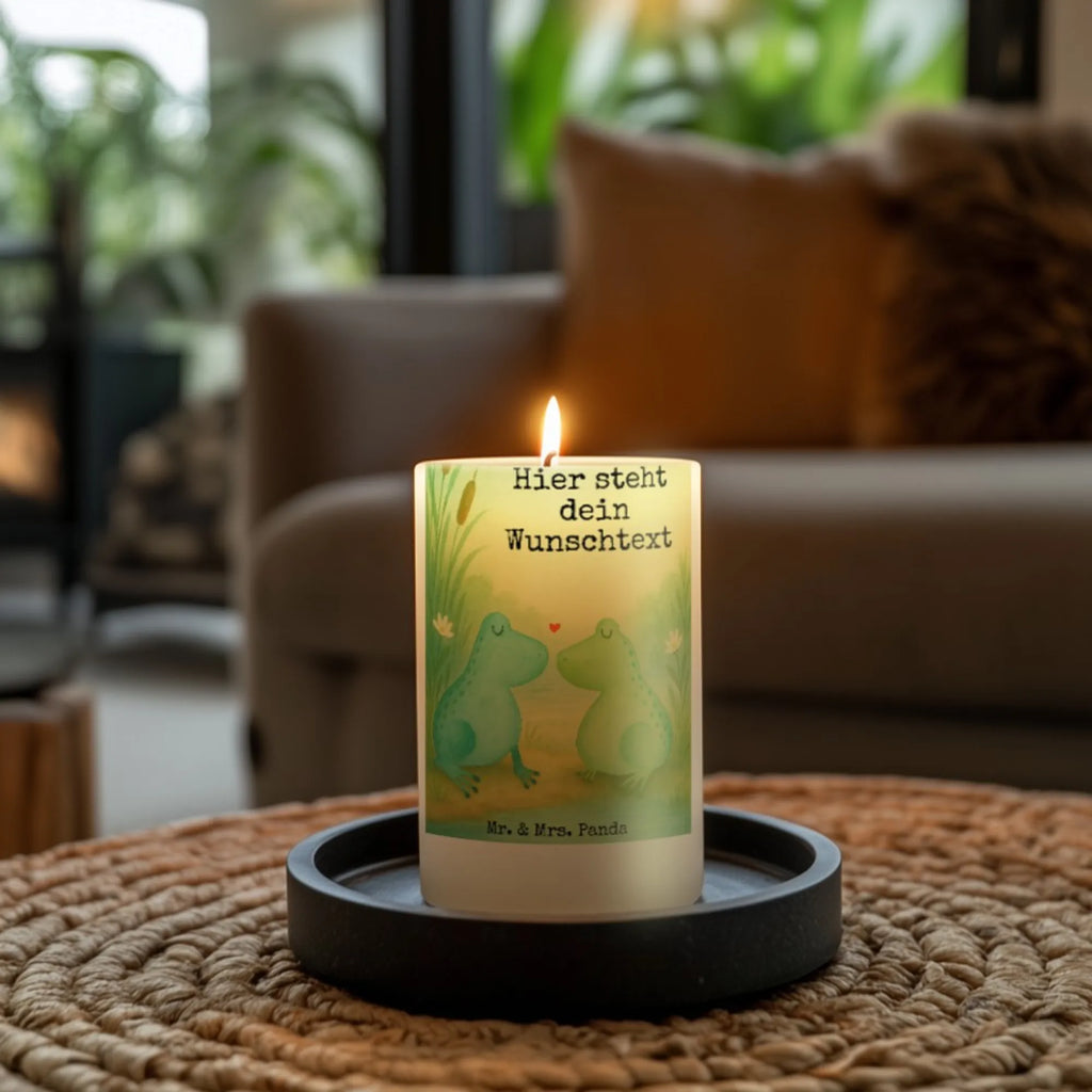 Personalisierte Kerze Frosch Liebe Design Votivkerze Mit Wunschname, Laternenkerze Mit Namensdruck, Kerze Mit Spruch Und Namen, Gedenkkerze Mit Namen, Blockkerze Mit Namensdruck, Tischkerze Mit Namensdruck, Duftkerze Mit Namen, Streukerze Mit Namensdruck, Handgegossene Kerze Mit Namen, Bienenwachskerze Mit Wunschname, Grabkerze Mit Namensgravur, Adventskerze Mit Wunschname, Bio-Kerze Mit Wunschname, Fair-Trade-Kerze Mit Namensgravur, Metall-Kerze Mit Namensgravur, Stearinkerze Mit Gravur, Glas-Kerze Mit Wunschname, Weihnachtskerze Mit Namensgravur, Outdoor-Kerze Mit Namensgravur, Holz-Kerze Mit Namen, Stumpenkerze Mit Namensgravur, Kommunionkerze Mit Namen, Andachtskerze Mit Namensgravur, Sojawachskerze Mit Namensdruck, Personalisierte Kerze, Gastgeschenk Kerze Mit Namen, Kerze Mit Namen, Kerze Für Hochzeit Mit Namensgravur, Handgemachte Kerze Mit Wunschname, Osterkerze Mit Namen, Gartenkerze Mit Namen, Taufekerze Mit Namensgravur, Teelicht Mit Namensdruck, Kerze Für Geburtstag Mit Wunschname, Kerze Mit Prägung Und Wunschname, LED-Kerze Mit Wunschname, Trauerkerze Mit Namen, Firmungskerze Mit Wunschname, Schwimmkerze Mit Namen, Stabkerze Mit Gravur, Tafelkerze Mit Wunschname, Kerzen-Set Mit Namensgravur, Liebe, Partner, Freund, Freundin, Ehemann, Ehefrau, Heiraten, Verlobung, Heiratsantrag, Liebesgeschenk, Jahrestag, Hocheitstag, Geschenk Freundin, Frosch, Verliebt, Hochzeitstag, Verlobt, Liebesbeweis, Geschenk Freund, Geschenk Hochzeit, Verheiratet, Frösche, Froschkönig, Fröschchen
