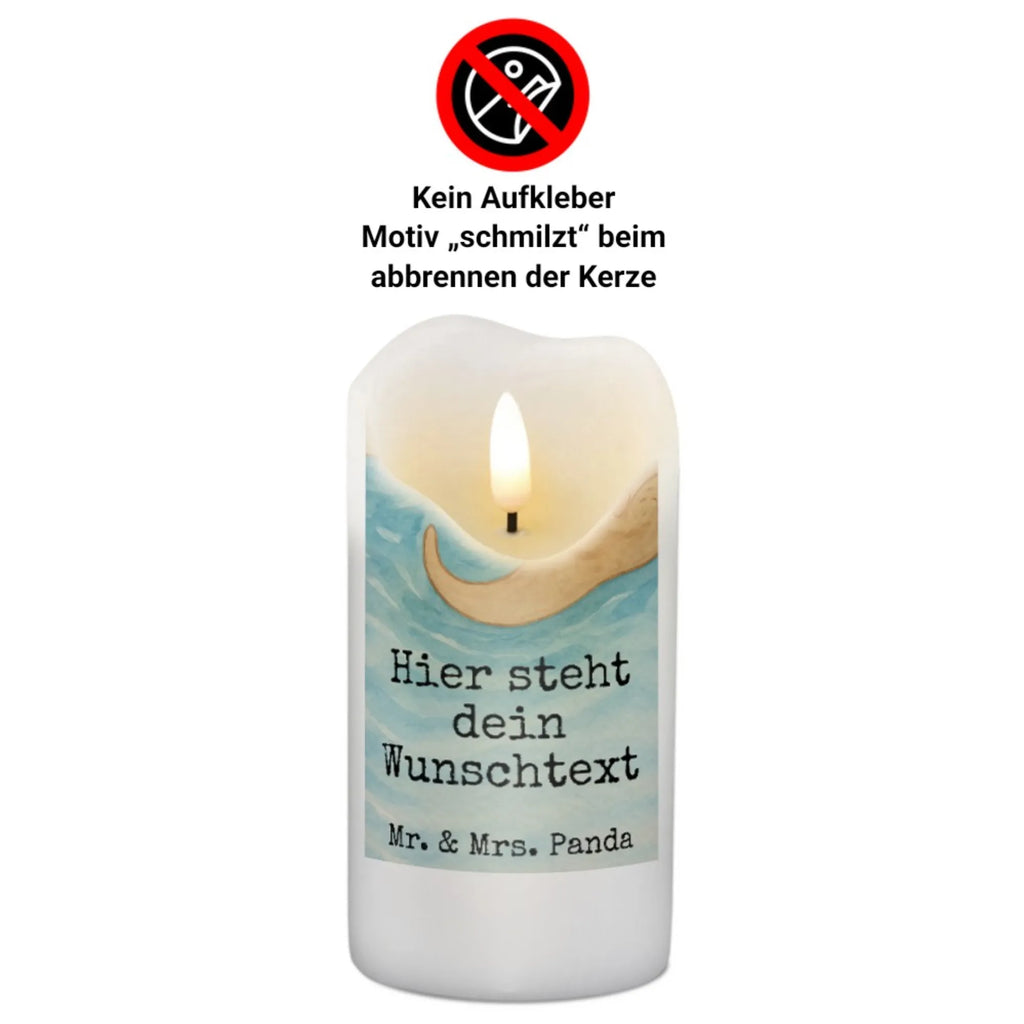 Personalisierte Kerze Otter Hände halten Design Gedenkkerze Mit Namen, Kerze Mit Prägung Und Wunschname, Schwimmkerze Mit Namen, Kerze Für Hochzeit Mit Namensgravur, Tischkerze Mit Namensdruck, Votivkerze Mit Wunschname, Andachtskerze Mit Namensgravur, Holz-Kerze Mit Namen, Metall-Kerze Mit Namensgravur, Firmungskerze Mit Wunschname, Trauerkerze Mit Namen, Kerze Mit Namen, Gartenkerze Mit Namen, Teelicht Mit Namensdruck, Streukerze Mit Namensdruck, Adventskerze Mit Wunschname, Glas-Kerze Mit Wunschname, Bio-Kerze Mit Wunschname, Kommunionkerze Mit Namen, Handgemachte Kerze Mit Wunschname, Kerze Für Geburtstag Mit Wunschname, Personalisierte Kerze, LED-Kerze Mit Wunschname, Sojawachskerze Mit Namensdruck, Stearinkerze Mit Gravur, Kerzen-Set Mit Namensgravur, Stabkerze Mit Gravur, Handgegossene Kerze Mit Namen, Osterkerze Mit Namen, Outdoor-Kerze Mit Namensgravur, Bienenwachskerze Mit Wunschname, Grabkerze Mit Namensgravur, Stumpenkerze Mit Namensgravur, Taufekerze Mit Namensgravur, Duftkerze Mit Namen, Gastgeschenk Kerze Mit Namen, Laternenkerze Mit Namensdruck, Blockkerze Mit Namensdruck, Fair-Trade-Kerze Mit Namensgravur, Tafelkerze Mit Wunschname, Kerze Mit Spruch Und Namen, Weihnachtskerze Mit Namensgravur, Otter, Fischotter, Seeotter, Otter Seeotter See Otter