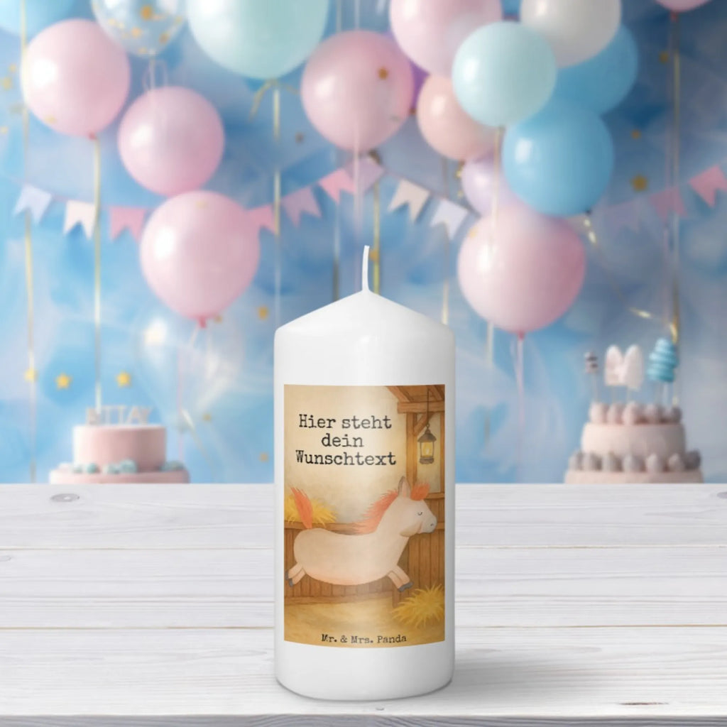 Personalisierte Kerze Pferd Springen Design Stearinkerze Mit Gravur, Kerze Für Geburtstag Mit Wunschname, Stumpenkerze Mit Namensgravur, Duftkerze Mit Namen, Kerze Mit Spruch Und Namen, Kommunionkerze Mit Namen, Personalisierte Kerze, Outdoor-Kerze Mit Namensgravur, Kerze Mit Namen, Tafelkerze Mit Wunschname, Holz-Kerze Mit Namen, Kerzen-Set Mit Namensgravur, Laternenkerze Mit Namensdruck, LED-Kerze Mit Wunschname, Firmungskerze Mit Wunschname, Stabkerze Mit Gravur, Trauerkerze Mit Namen, Grabkerze Mit Namensgravur, Sojawachskerze Mit Namensdruck, Streukerze Mit Namensdruck, Gedenkkerze Mit Namen, Andachtskerze Mit Namensgravur, Glas-Kerze Mit Wunschname, Tischkerze Mit Namensdruck, Metall-Kerze Mit Namensgravur, Bio-Kerze Mit Wunschname, Schwimmkerze Mit Namen, Blockkerze Mit Namensdruck, Kerze Mit Prägung Und Wunschname, Handgegossene Kerze Mit Namen, Taufekerze Mit Namensgravur, Adventskerze Mit Wunschname, Gartenkerze Mit Namen, Fair-Trade-Kerze Mit Namensgravur, Gastgeschenk Kerze Mit Namen, Osterkerze Mit Namen, Votivkerze Mit Wunschname, Teelicht Mit Namensdruck, Bienenwachskerze Mit Wunschname, Kerze Für Hochzeit Mit Namensgravur, Handgemachte Kerze Mit Wunschname, Weihnachtskerze Mit Namensgravur, Bauernhof, Hoftiere, Landwirt, Landwirtin, ausreiten, Pony, Stall, Pferd, Pferde, Pferdebesitzer, Pferdestall, reiten