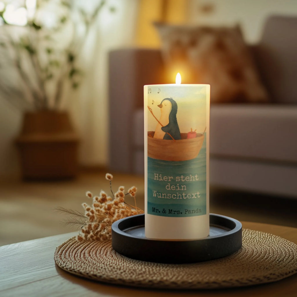 Personalisierte Kerze Pinguin Angelboot Design Taufekerze Mit Namensgravur, Kerze Mit Prägung Und Wunschname, Schwimmkerze Mit Namen, Kerze Mit Namen, Blockkerze Mit Namensdruck, Gastgeschenk Kerze Mit Namen, Gedenkkerze Mit Namen, Kerze Für Hochzeit Mit Namensgravur, Laternenkerze Mit Namensdruck, Stumpenkerze Mit Namensgravur, Adventskerze Mit Wunschname, Sojawachskerze Mit Namensdruck, Bienenwachskerze Mit Wunschname, Holz-Kerze Mit Namen, Fair-Trade-Kerze Mit Namensgravur, Kerzen-Set Mit Namensgravur, Bio-Kerze Mit Wunschname, Handgegossene Kerze Mit Namen, Andachtskerze Mit Namensgravur, Grabkerze Mit Namensgravur, Weihnachtskerze Mit Namensgravur, Stabkerze Mit Gravur, Stearinkerze Mit Gravur, Duftkerze Mit Namen, Tafelkerze Mit Wunschname, Tischkerze Mit Namensdruck, Trauerkerze Mit Namen, Teelicht Mit Namensdruck, Votivkerze Mit Wunschname, Streukerze Mit Namensdruck, Gartenkerze Mit Namen, Handgemachte Kerze Mit Wunschname, Kerze Für Geburtstag Mit Wunschname, Kerze Mit Spruch Und Namen, Kommunionkerze Mit Namen, Osterkerze Mit Namen, Outdoor-Kerze Mit Namensgravur, Personalisierte Kerze, Metall-Kerze Mit Namensgravur, Glas-Kerze Mit Wunschname, Firmungskerze Mit Wunschname, LED-Kerze Mit Wunschname, Pinguin, Trennung, Angeln, Pinguine, genießen, Angelboot, Neuanfang, Scheidung, Motivation, Boot, Neustart, Leben, Geschenkidee Liebeskummer, Lebenslust