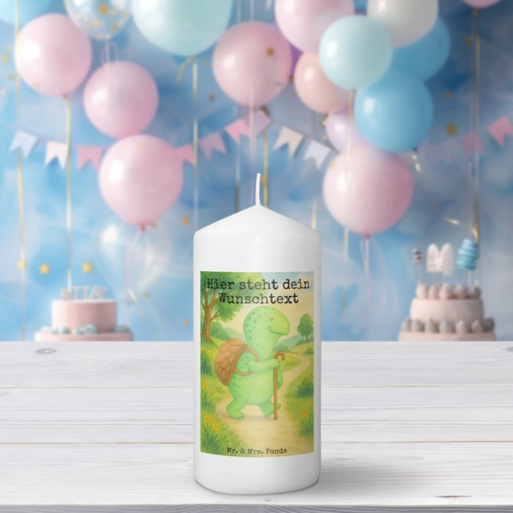 Personalisierte Kerze Schildkröte Wanderer Design Fair-Trade-Kerze Mit Namensgravur, Stearinkerze Mit Gravur, Kerze Mit Namen, Kommunionkerze Mit Namen, Laternenkerze Mit Namensdruck, Kerze Mit Spruch Und Namen, LED-Kerze Mit Wunschname, Andachtskerze Mit Namensgravur, Weihnachtskerze Mit Namensgravur, Blockkerze Mit Namensdruck, Duftkerze Mit Namen, Teelicht Mit Namensdruck, Handgemachte Kerze Mit Wunschname, Gastgeschenk Kerze Mit Namen, Holz-Kerze Mit Namen, Gartenkerze Mit Namen, Glas-Kerze Mit Wunschname, Handgegossene Kerze Mit Namen, Stumpenkerze Mit Namensgravur, Grabkerze Mit Namensgravur, Votivkerze Mit Wunschname, Sojawachskerze Mit Namensdruck, Stabkerze Mit Gravur, Gedenkkerze Mit Namen, Schwimmkerze Mit Namen, Bio-Kerze Mit Wunschname, Kerzen-Set Mit Namensgravur, Bienenwachskerze Mit Wunschname, Firmungskerze Mit Wunschname, Tischkerze Mit Namensdruck, Kerze Mit Prägung Und Wunschname, Osterkerze Mit Namen, Kerze Für Hochzeit Mit Namensgravur, Streukerze Mit Namensdruck, Metall-Kerze Mit Namensgravur, Kerze Für Geburtstag Mit Wunschname, Outdoor-Kerze Mit Namensgravur, Trauerkerze Mit Namen, Tafelkerze Mit Wunschname, Personalisierte Kerze, Taufekerze Mit Namensgravur, Adventskerze Mit Wunschname, Schildkröte, Schildkröten, Motivation, Motivationsspruch, Motivationssprüche, Neuanfang