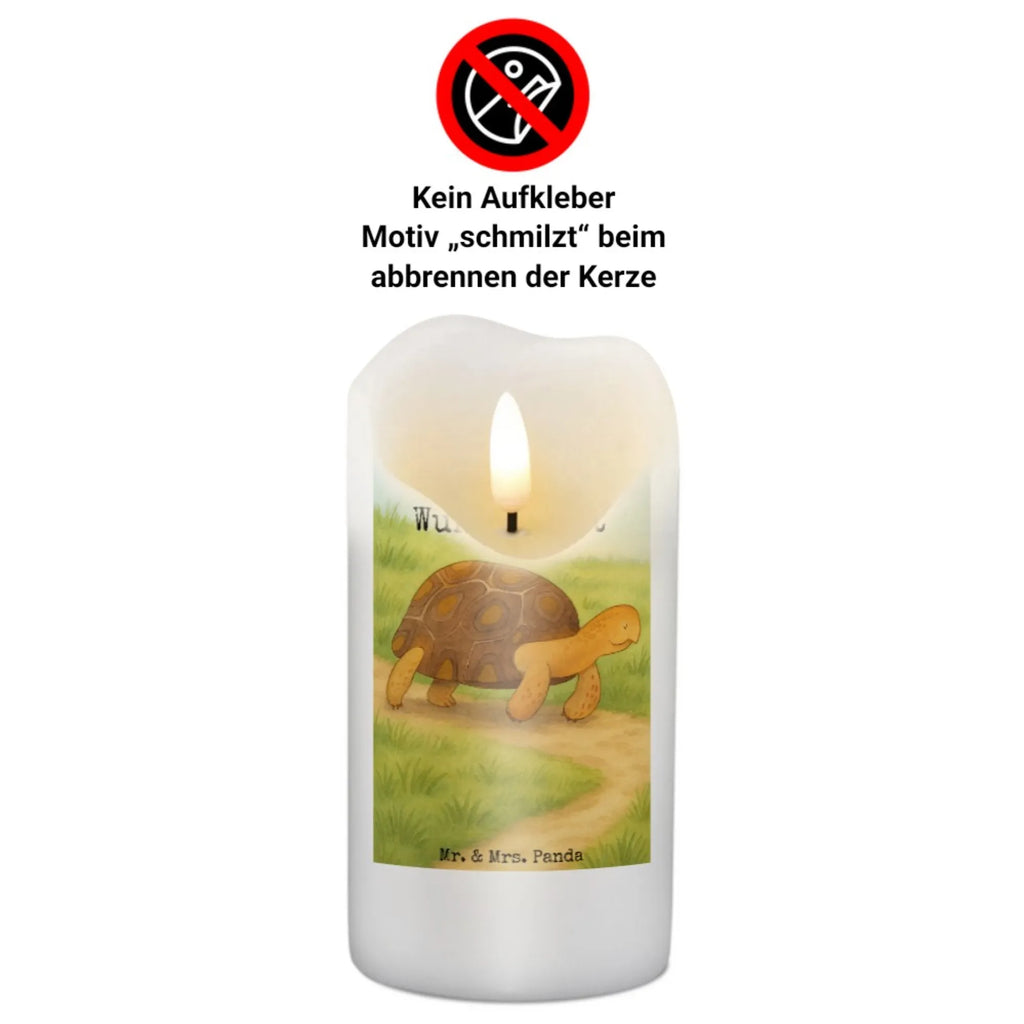 Personalisierte Kerze Schildkröte Marschieren Design Votivkerze Mit Wunschname, Kerze Mit Prägung Und Wunschname, Kerze Mit Namen, Weihnachtskerze Mit Namensgravur, Teelicht Mit Namensdruck, Stabkerze Mit Gravur, Gastgeschenk Kerze Mit Namen, Firmungskerze Mit Wunschname, Kerzen-Set Mit Namensgravur, Kommunionkerze Mit Namen, Handgemachte Kerze Mit Wunschname, Laternenkerze Mit Namensdruck, Handgegossene Kerze Mit Namen, Sojawachskerze Mit Namensdruck, Kerze Für Geburtstag Mit Wunschname, Bienenwachskerze Mit Wunschname, Metall-Kerze Mit Namensgravur, Bio-Kerze Mit Wunschname, Andachtskerze Mit Namensgravur, Streukerze Mit Namensdruck, Taufekerze Mit Namensgravur, LED-Kerze Mit Wunschname, Holz-Kerze Mit Namen, Gedenkkerze Mit Namen, Duftkerze Mit Namen, Tischkerze Mit Namensdruck, Grabkerze Mit Namensgravur, Osterkerze Mit Namen, Outdoor-Kerze Mit Namensgravur, Personalisierte Kerze, Kerze Für Hochzeit Mit Namensgravur, Stearinkerze Mit Gravur, Adventskerze Mit Wunschname, Schwimmkerze Mit Namen, Stumpenkerze Mit Namensgravur, Blockkerze Mit Namensdruck, Tafelkerze Mit Wunschname, Fair-Trade-Kerze Mit Namensgravur, Glas-Kerze Mit Wunschname, Kerze Mit Spruch Und Namen, Trauerkerze Mit Namen, Gartenkerze Mit Namen, Meerestiere, Meer, Urlaub, Inspiration, Schildkröte, Neustart, Motivation, Lieblingsmensch, get lost, Reiselust, Schildkröten, Abenteuer