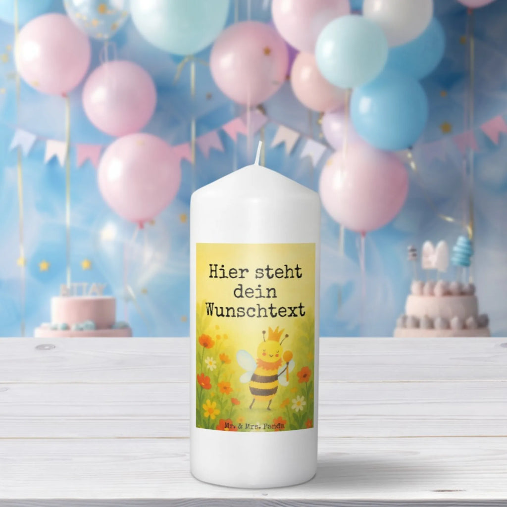 Personalisierte Kerze Biene König Design Kerze Mit Namen, Duftkerze Mit Namen, Weihnachtskerze Mit Namensgravur, Kerzen-Set Mit Namensgravur, Tafelkerze Mit Wunschname, LED-Kerze Mit Wunschname, Bienenwachskerze Mit Wunschname, Bio-Kerze Mit Wunschname, Teelicht Mit Namensdruck, Firmungskerze Mit Wunschname, Kerze Für Geburtstag Mit Wunschname, Handgegossene Kerze Mit Namen, Metall-Kerze Mit Namensgravur, Handgemachte Kerze Mit Wunschname, Stearinkerze Mit Gravur, Adventskerze Mit Wunschname, Kerze Für Hochzeit Mit Namensgravur, Kerze Mit Spruch Und Namen, Streukerze Mit Namensdruck, Schwimmkerze Mit Namen, Kerze Mit Prägung Und Wunschname, Gedenkkerze Mit Namen, Blockkerze Mit Namensdruck, Grabkerze Mit Namensgravur, Taufekerze Mit Namensgravur, Osterkerze Mit Namen, Gartenkerze Mit Namen, Glas-Kerze Mit Wunschname, Sojawachskerze Mit Namensdruck, Stabkerze Mit Gravur, Personalisierte Kerze, Holz-Kerze Mit Namen, Votivkerze Mit Wunschname, Stumpenkerze Mit Namensgravur, Laternenkerze Mit Namensdruck, Fair-Trade-Kerze Mit Namensgravur, Outdoor-Kerze Mit Namensgravur, Gastgeschenk Kerze Mit Namen, Andachtskerze Mit Namensgravur, Tischkerze Mit Namensdruck, Trauerkerze Mit Namen, Kommunionkerze Mit Namen, Biene, Wespe, Hummel