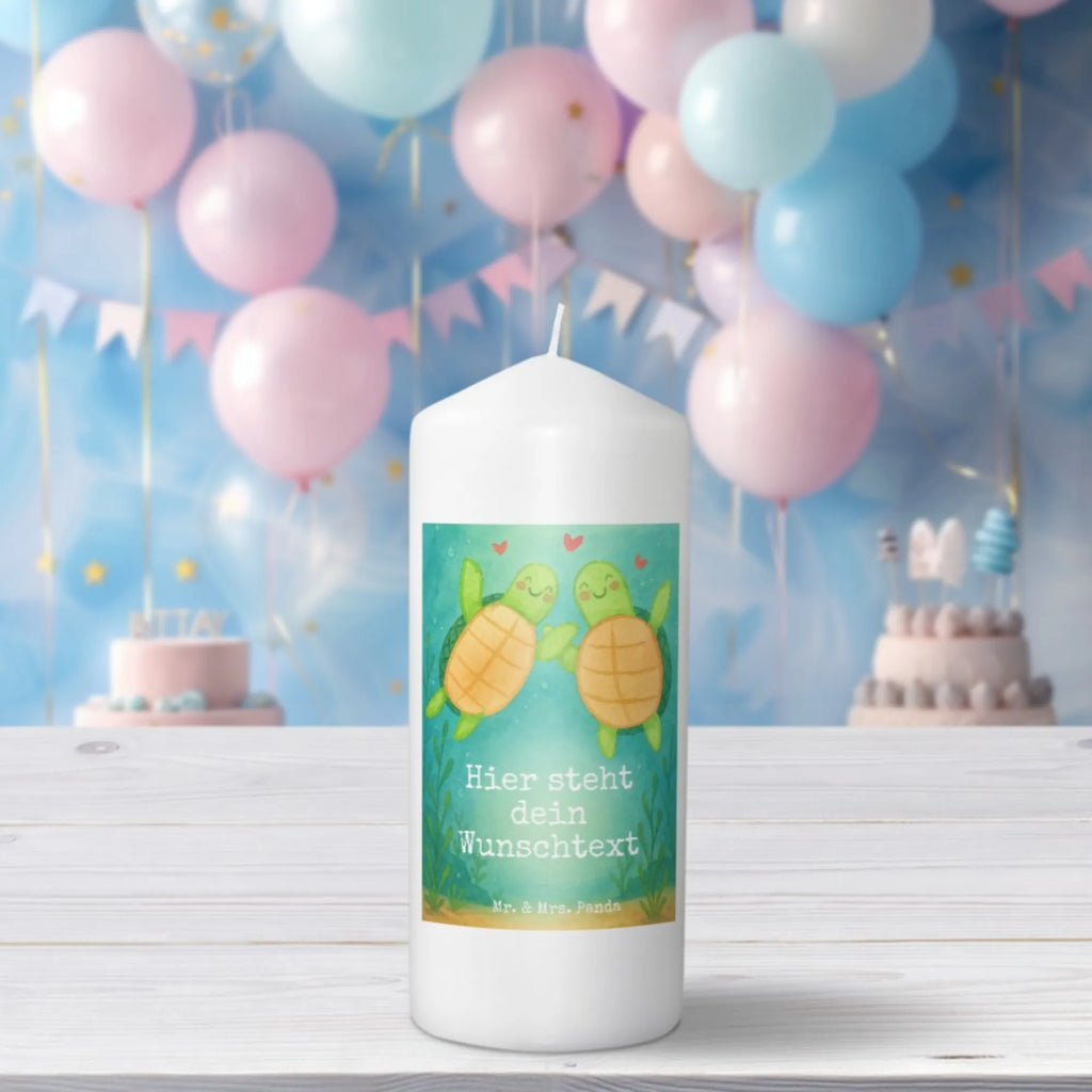 Personalisierte Kerze Schildkröten Paar Design Gastgeschenk Kerze Mit Namen, Streukerze Mit Namensdruck, Teelicht Mit Namensdruck, Handgegossene Kerze Mit Namen, Stabkerze Mit Gravur, Sojawachskerze Mit Namensdruck, Stumpenkerze Mit Namensgravur, Weihnachtskerze Mit Namensgravur, Adventskerze Mit Wunschname, Kerze Mit Spruch Und Namen, Personalisierte Kerze, Holz-Kerze Mit Namen, Outdoor-Kerze Mit Namensgravur, Tafelkerze Mit Wunschname, Kerze Mit Namen, Laternenkerze Mit Namensdruck, Stearinkerze Mit Gravur, Handgemachte Kerze Mit Wunschname, Trauerkerze Mit Namen, Grabkerze Mit Namensgravur, Kerze Mit Prägung Und Wunschname, Schwimmkerze Mit Namen, Kerzen-Set Mit Namensgravur, Tischkerze Mit Namensdruck, Bienenwachskerze Mit Wunschname, Fair-Trade-Kerze Mit Namensgravur, Kerze Für Geburtstag Mit Wunschname, Kerze Für Hochzeit Mit Namensgravur, Gedenkkerze Mit Namen, Bio-Kerze Mit Wunschname, Andachtskerze Mit Namensgravur, Votivkerze Mit Wunschname, Osterkerze Mit Namen, Blockkerze Mit Namensdruck, LED-Kerze Mit Wunschname, Gartenkerze Mit Namen, Firmungskerze Mit Wunschname, Kommunionkerze Mit Namen, Glas-Kerze Mit Wunschname, Metall-Kerze Mit Namensgravur, Duftkerze Mit Namen, Taufekerze Mit Namensgravur, Liebe, Partner, Freund, Freundin, Ehemann, Ehefrau, Heiraten, Verlobung, Heiratsantrag, Liebesgeschenk, Jahrestag, Hocheitstag, Geschenk für Partner, Valentinstag, Geschenk für Freundin, für Ehemann, Liebesbeweis, Hochzeitstag, Mitbringsel, Geschenk für Frauen, für Männer