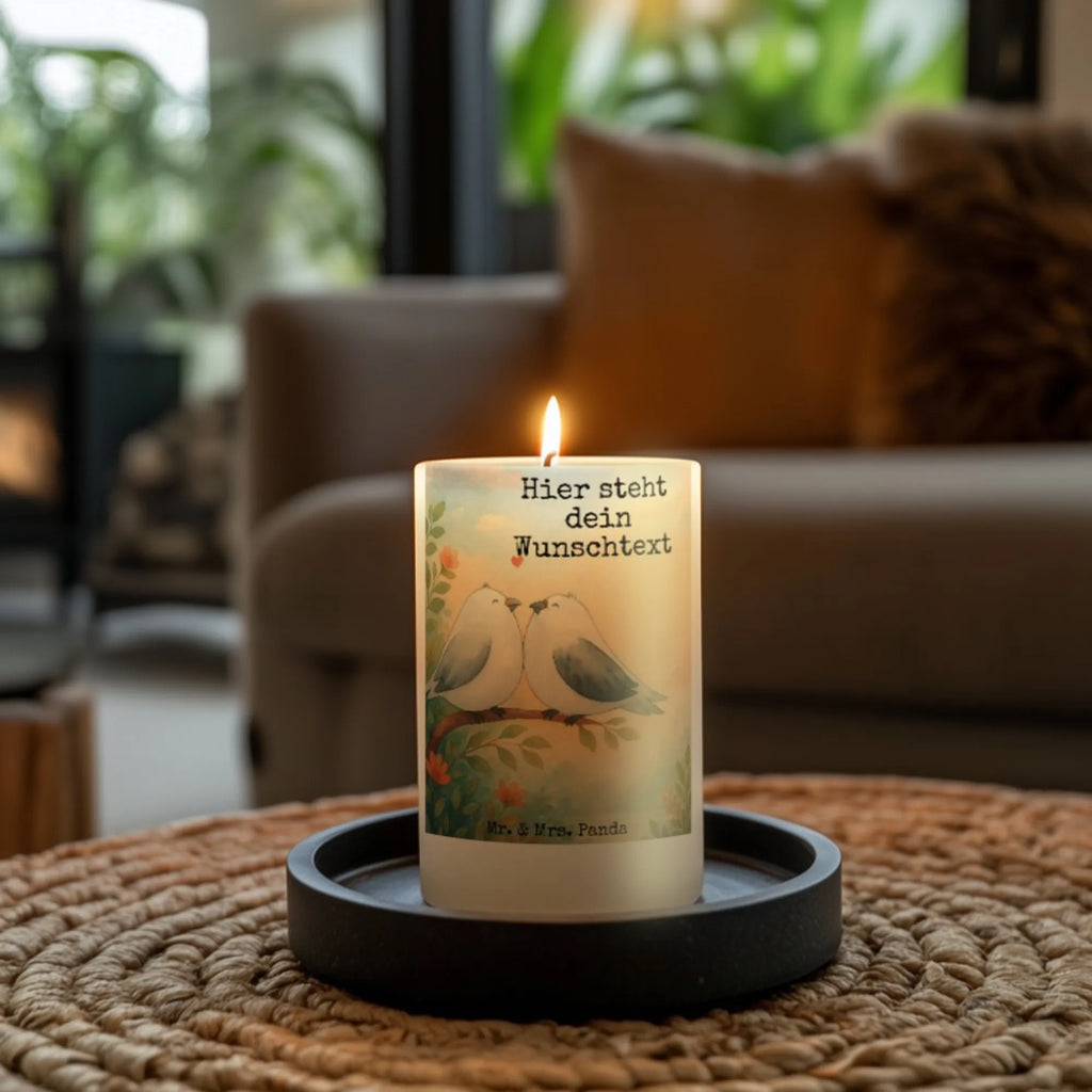 Personalisierte Kerze Turteltauben Liebe Design Metall-Kerze Mit Namensgravur, Laternenkerze Mit Namensdruck, Sojawachskerze Mit Namensdruck, Trauerkerze Mit Namen, Kerzen-Set Mit Namensgravur, Bio-Kerze Mit Wunschname, Tischkerze Mit Namensdruck, Adventskerze Mit Wunschname, Votivkerze Mit Wunschname, Teelicht Mit Namensdruck, Kerze Mit Spruch Und Namen, Kerze Mit Namen, Handgegossene Kerze Mit Namen, Gartenkerze Mit Namen, Handgemachte Kerze Mit Wunschname, Holz-Kerze Mit Namen, Duftkerze Mit Namen, Stumpenkerze Mit Namensgravur, Stearinkerze Mit Gravur, Kerze Mit Prägung Und Wunschname, Andachtskerze Mit Namensgravur, Blockkerze Mit Namensdruck, Tafelkerze Mit Wunschname, Kommunionkerze Mit Namen, Firmungskerze Mit Wunschname, Fair-Trade-Kerze Mit Namensgravur, Streukerze Mit Namensdruck, Grabkerze Mit Namensgravur, Glas-Kerze Mit Wunschname, Kerze Für Hochzeit Mit Namensgravur, Gastgeschenk Kerze Mit Namen, Personalisierte Kerze, Weihnachtskerze Mit Namensgravur, Outdoor-Kerze Mit Namensgravur, LED-Kerze Mit Wunschname, Bienenwachskerze Mit Wunschname, Stabkerze Mit Gravur, Kerze Für Geburtstag Mit Wunschname, Schwimmkerze Mit Namen, Taufekerze Mit Namensgravur, Gedenkkerze Mit Namen, Osterkerze Mit Namen, Liebe, Partner, Freund, Freundin, Ehemann, Ehefrau, Heiraten, Verlobung, Heiratsantrag, Liebesgeschenk, Jahrestag, Hocheitstag, Turteltäubchen, Liebesbeweis, Geschenk Freundin, Turteltauben, Verheiratet, Verliebt, Geschenk Freund, Verlobt, Geschenk Hochzeit, Tauben, Hochzeitstag