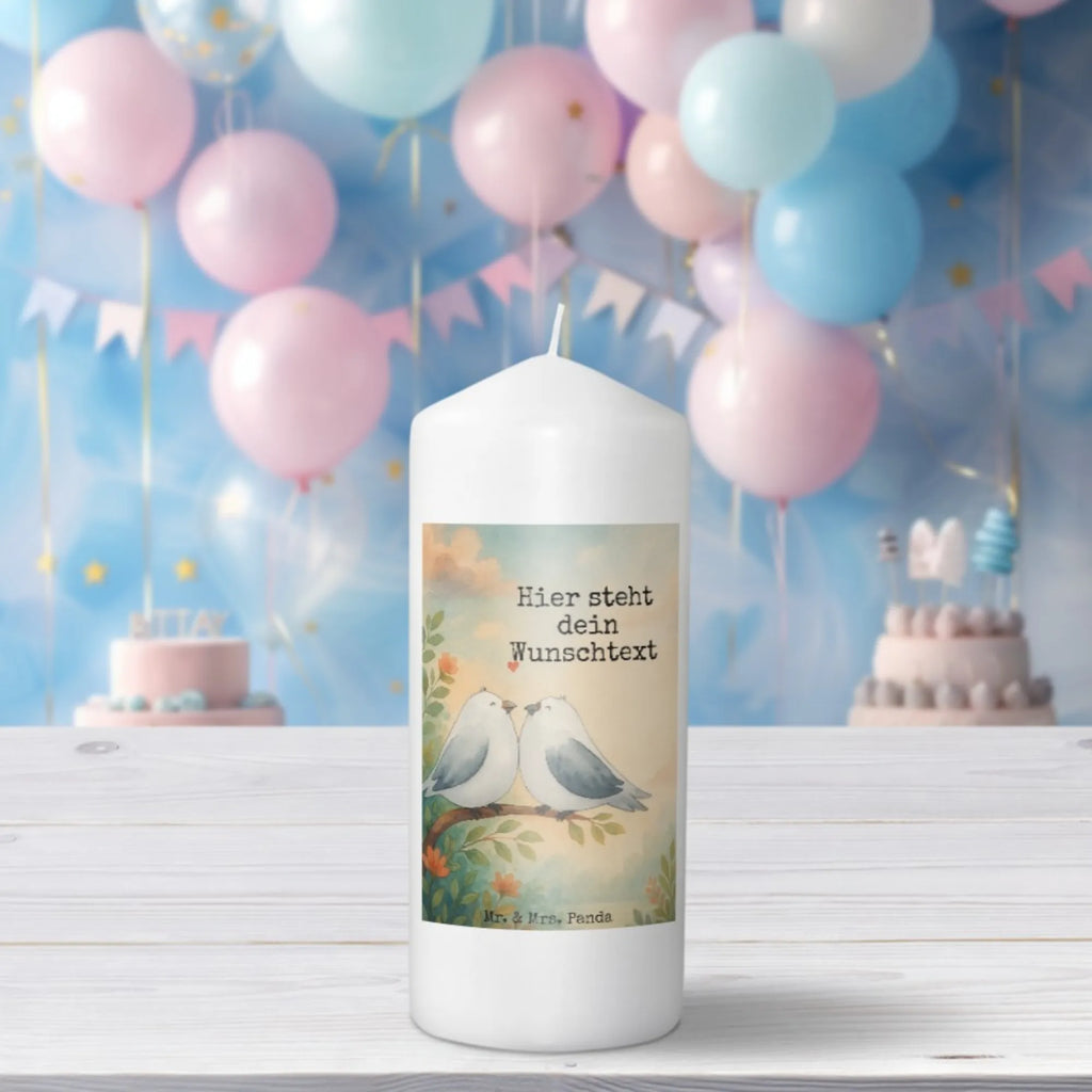 Personalisierte Kerze Turteltauben Liebe Design Metall-Kerze Mit Namensgravur, Laternenkerze Mit Namensdruck, Sojawachskerze Mit Namensdruck, Trauerkerze Mit Namen, Kerzen-Set Mit Namensgravur, Bio-Kerze Mit Wunschname, Tischkerze Mit Namensdruck, Adventskerze Mit Wunschname, Votivkerze Mit Wunschname, Teelicht Mit Namensdruck, Kerze Mit Spruch Und Namen, Kerze Mit Namen, Handgegossene Kerze Mit Namen, Gartenkerze Mit Namen, Handgemachte Kerze Mit Wunschname, Holz-Kerze Mit Namen, Duftkerze Mit Namen, Stumpenkerze Mit Namensgravur, Stearinkerze Mit Gravur, Kerze Mit Prägung Und Wunschname, Andachtskerze Mit Namensgravur, Blockkerze Mit Namensdruck, Tafelkerze Mit Wunschname, Kommunionkerze Mit Namen, Firmungskerze Mit Wunschname, Fair-Trade-Kerze Mit Namensgravur, Streukerze Mit Namensdruck, Grabkerze Mit Namensgravur, Glas-Kerze Mit Wunschname, Kerze Für Hochzeit Mit Namensgravur, Gastgeschenk Kerze Mit Namen, Personalisierte Kerze, Weihnachtskerze Mit Namensgravur, Outdoor-Kerze Mit Namensgravur, LED-Kerze Mit Wunschname, Bienenwachskerze Mit Wunschname, Stabkerze Mit Gravur, Kerze Für Geburtstag Mit Wunschname, Schwimmkerze Mit Namen, Taufekerze Mit Namensgravur, Gedenkkerze Mit Namen, Osterkerze Mit Namen, Liebe, Partner, Freund, Freundin, Ehemann, Ehefrau, Heiraten, Verlobung, Heiratsantrag, Liebesgeschenk, Jahrestag, Hocheitstag, Turteltäubchen, Liebesbeweis, Geschenk Freundin, Turteltauben, Verheiratet, Verliebt, Geschenk Freund, Verlobt, Geschenk Hochzeit, Tauben, Hochzeitstag