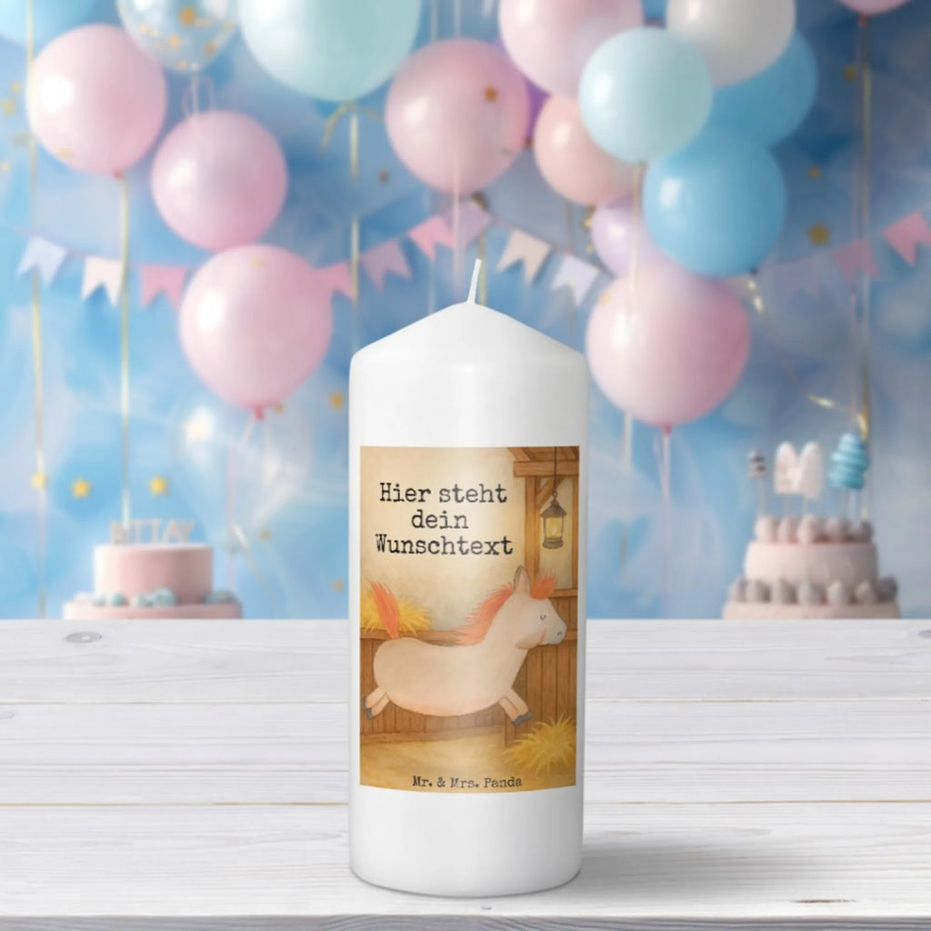 Personalisierte Kerze Pferd Springen Design Stearinkerze Mit Gravur, Kerze Für Geburtstag Mit Wunschname, Stumpenkerze Mit Namensgravur, Duftkerze Mit Namen, Kerze Mit Spruch Und Namen, Kommunionkerze Mit Namen, Personalisierte Kerze, Outdoor-Kerze Mit Namensgravur, Kerze Mit Namen, Tafelkerze Mit Wunschname, Holz-Kerze Mit Namen, Kerzen-Set Mit Namensgravur, Laternenkerze Mit Namensdruck, LED-Kerze Mit Wunschname, Firmungskerze Mit Wunschname, Stabkerze Mit Gravur, Trauerkerze Mit Namen, Grabkerze Mit Namensgravur, Sojawachskerze Mit Namensdruck, Streukerze Mit Namensdruck, Gedenkkerze Mit Namen, Andachtskerze Mit Namensgravur, Glas-Kerze Mit Wunschname, Tischkerze Mit Namensdruck, Metall-Kerze Mit Namensgravur, Bio-Kerze Mit Wunschname, Schwimmkerze Mit Namen, Blockkerze Mit Namensdruck, Kerze Mit Prägung Und Wunschname, Handgegossene Kerze Mit Namen, Taufekerze Mit Namensgravur, Adventskerze Mit Wunschname, Gartenkerze Mit Namen, Fair-Trade-Kerze Mit Namensgravur, Gastgeschenk Kerze Mit Namen, Osterkerze Mit Namen, Votivkerze Mit Wunschname, Teelicht Mit Namensdruck, Bienenwachskerze Mit Wunschname, Kerze Für Hochzeit Mit Namensgravur, Handgemachte Kerze Mit Wunschname, Weihnachtskerze Mit Namensgravur, Bauernhof, Hoftiere, Landwirt, Landwirtin, ausreiten, Pony, Stall, Pferd, Pferde, Pferdebesitzer, Pferdestall, reiten