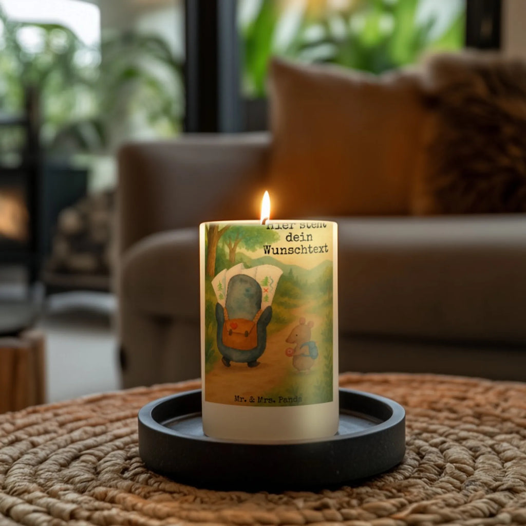 Personalisierte Kerze Pinguin & Maus Wanderer Design Sojawachskerze Mit Namensdruck, Bienenwachskerze Mit Wunschname, Outdoor-Kerze Mit Namensgravur, Votivkerze Mit Wunschname, Kerze Mit Prägung Und Wunschname, Tafelkerze Mit Wunschname, Handgegossene Kerze Mit Namen, Tischkerze Mit Namensdruck, Holz-Kerze Mit Namen, Teelicht Mit Namensdruck, Taufekerze Mit Namensgravur, Andachtskerze Mit Namensgravur, Trauerkerze Mit Namen, Metall-Kerze Mit Namensgravur, Kommunionkerze Mit Namen, Handgemachte Kerze Mit Wunschname, LED-Kerze Mit Wunschname, Grabkerze Mit Namensgravur, Kerzen-Set Mit Namensgravur, Kerze Mit Namen, Blockkerze Mit Namensdruck, Weihnachtskerze Mit Namensgravur, Duftkerze Mit Namen, Stumpenkerze Mit Namensgravur, Adventskerze Mit Wunschname, Fair-Trade-Kerze Mit Namensgravur, Stabkerze Mit Gravur, Kerze Mit Spruch Und Namen, Kerze Für Hochzeit Mit Namensgravur, Gedenkkerze Mit Namen, Personalisierte Kerze, Osterkerze Mit Namen, Glas-Kerze Mit Wunschname, Stearinkerze Mit Gravur, Gartenkerze Mit Namen, Gastgeschenk Kerze Mit Namen, Bio-Kerze Mit Wunschname, Schwimmkerze Mit Namen, Kerze Für Geburtstag Mit Wunschname, Firmungskerze Mit Wunschname, Laternenkerze Mit Namensdruck, Streukerze Mit Namensdruck, Pinguin, Abenteurer, Pinguine, Wanderlust, Roadtrip, Ausflug, Abenteuer, wandern
