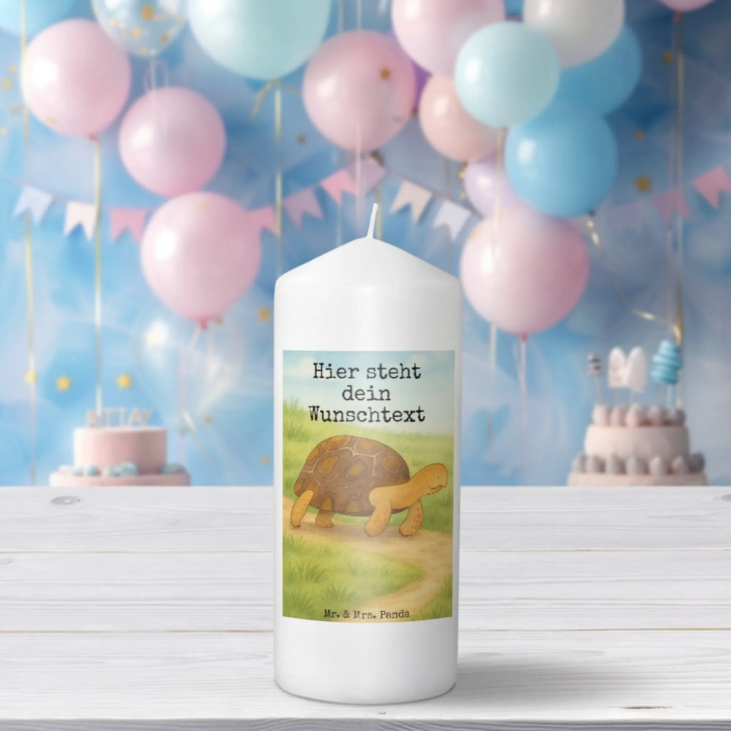 Personalisierte Kerze Schildkröte Marschieren Design Votivkerze Mit Wunschname, Kerze Mit Prägung Und Wunschname, Kerze Mit Namen, Weihnachtskerze Mit Namensgravur, Teelicht Mit Namensdruck, Stabkerze Mit Gravur, Gastgeschenk Kerze Mit Namen, Firmungskerze Mit Wunschname, Kerzen-Set Mit Namensgravur, Kommunionkerze Mit Namen, Handgemachte Kerze Mit Wunschname, Laternenkerze Mit Namensdruck, Handgegossene Kerze Mit Namen, Sojawachskerze Mit Namensdruck, Kerze Für Geburtstag Mit Wunschname, Bienenwachskerze Mit Wunschname, Metall-Kerze Mit Namensgravur, Bio-Kerze Mit Wunschname, Andachtskerze Mit Namensgravur, Streukerze Mit Namensdruck, Taufekerze Mit Namensgravur, LED-Kerze Mit Wunschname, Holz-Kerze Mit Namen, Gedenkkerze Mit Namen, Duftkerze Mit Namen, Tischkerze Mit Namensdruck, Grabkerze Mit Namensgravur, Osterkerze Mit Namen, Outdoor-Kerze Mit Namensgravur, Personalisierte Kerze, Kerze Für Hochzeit Mit Namensgravur, Stearinkerze Mit Gravur, Adventskerze Mit Wunschname, Schwimmkerze Mit Namen, Stumpenkerze Mit Namensgravur, Blockkerze Mit Namensdruck, Tafelkerze Mit Wunschname, Fair-Trade-Kerze Mit Namensgravur, Glas-Kerze Mit Wunschname, Kerze Mit Spruch Und Namen, Trauerkerze Mit Namen, Gartenkerze Mit Namen, Meerestiere, Meer, Urlaub, Inspiration, Schildkröte, Neustart, Motivation, Lieblingsmensch, get lost, Reiselust, Schildkröten, Abenteuer