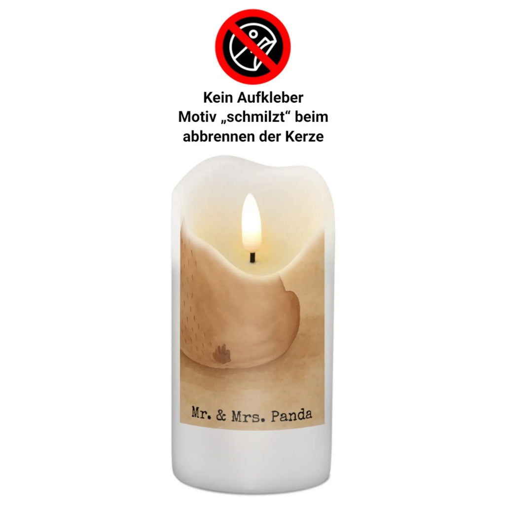 Personalisierte Kerze Bär Schulterblick Design Taufekerze Mit Namensgravur, Holz-Kerze Mit Namen, Streukerze Mit Namensdruck, Kerzen-Set Mit Namensgravur, Stearinkerze Mit Gravur, Sojawachskerze Mit Namensdruck, Votivkerze Mit Wunschname, Glas-Kerze Mit Wunschname, Kerze Für Hochzeit Mit Namensgravur, Blockkerze Mit Namensdruck, Firmungskerze Mit Wunschname, Bio-Kerze Mit Wunschname, Osterkerze Mit Namen, Teelicht Mit Namensdruck, Outdoor-Kerze Mit Namensgravur, Handgemachte Kerze Mit Wunschname, Adventskerze Mit Wunschname, Kerze Mit Namen, Stabkerze Mit Gravur, Gastgeschenk Kerze Mit Namen, Gedenkkerze Mit Namen, Tischkerze Mit Namensdruck, Personalisierte Kerze, Metall-Kerze Mit Namensgravur, Handgegossene Kerze Mit Namen, Trauerkerze Mit Namen, Gartenkerze Mit Namen, Grabkerze Mit Namensgravur, Kerze Mit Spruch Und Namen, Bienenwachskerze Mit Wunschname, Laternenkerze Mit Namensdruck, Kommunionkerze Mit Namen, Schwimmkerze Mit Namen, Stumpenkerze Mit Namensgravur, Weihnachtskerze Mit Namensgravur, Duftkerze Mit Namen, LED-Kerze Mit Wunschname, Andachtskerze Mit Namensgravur, Kerze Für Geburtstag Mit Wunschname, Kerze Mit Prägung Und Wunschname, Tafelkerze Mit Wunschname, Fair-Trade-Kerze Mit Namensgravur, Bär, Teddy, Teddybär, Bären, Weisheit, Weltansicht, Bärenliebe, Selbstachtung, Motivation
