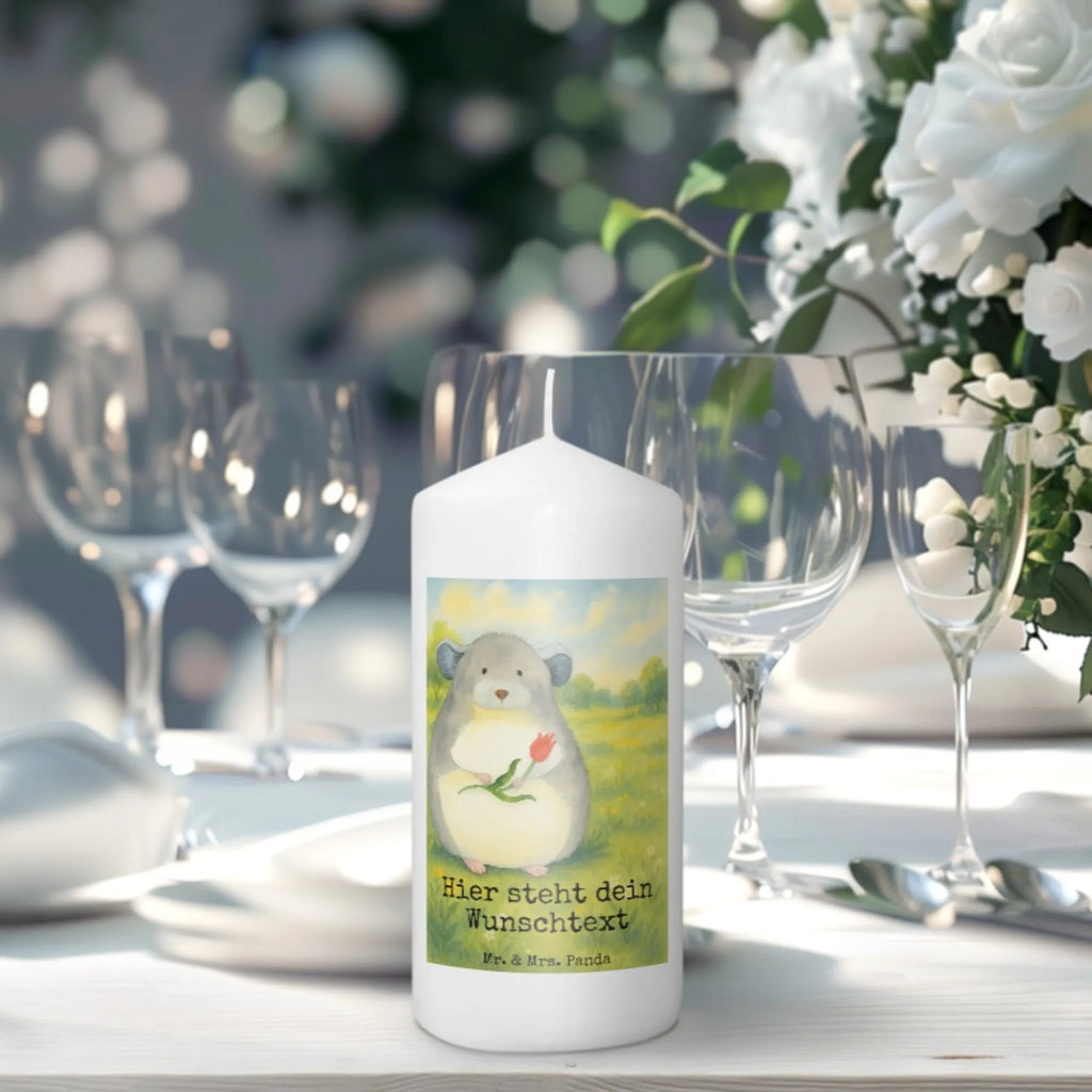 Personalisierte Kerze Chinchilla Blume Design Blockkerze Mit Namensdruck, Kerze Für Hochzeit Mit Namensgravur, Gastgeschenk Kerze Mit Namen, Personalisierte Kerze, Stabkerze Mit Gravur, Firmungskerze Mit Wunschname, Fair-Trade-Kerze Mit Namensgravur, Kommunionkerze Mit Namen, Stumpenkerze Mit Namensgravur, Andachtskerze Mit Namensgravur, Metall-Kerze Mit Namensgravur, Holz-Kerze Mit Namen, Weihnachtskerze Mit Namensgravur, Duftkerze Mit Namen, Grabkerze Mit Namensgravur, Trauerkerze Mit Namen, Teelicht Mit Namensdruck, Stearinkerze Mit Gravur, Tischkerze Mit Namensdruck, Kerzen-Set Mit Namensgravur, Kerze Mit Prägung Und Wunschname, Votivkerze Mit Wunschname, Gartenkerze Mit Namen, Glas-Kerze Mit Wunschname, Handgegossene Kerze Mit Namen, Osterkerze Mit Namen, Outdoor-Kerze Mit Namensgravur, Kerze Mit Namen, Tafelkerze Mit Wunschname, Schwimmkerze Mit Namen, Kerze Mit Spruch Und Namen, Streukerze Mit Namensdruck, Bio-Kerze Mit Wunschname, Gedenkkerze Mit Namen, LED-Kerze Mit Wunschname, Adventskerze Mit Wunschname, Sojawachskerze Mit Namensdruck, Kerze Für Geburtstag Mit Wunschname, Bienenwachskerze Mit Wunschname, Taufekerze Mit Namensgravur, Laternenkerze Mit Namensdruck, Handgemachte Kerze Mit Wunschname, Tiermotive, Gute Laune, lustige Sprüche, Tiere, Chinchillas, Büroalltag, Büro, Liebeskummer, Chinchilla, traurig sein, Kummer, Glücklichsein, Depressionen, Chaos