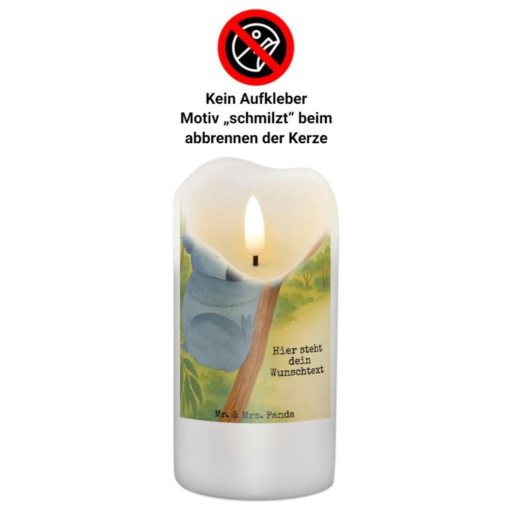 Personalisierte Kerze Koalabär Design LED-Kerze Mit Wunschname, Kerze Für Geburtstag Mit Wunschname, Tafelkerze Mit Wunschname, Stabkerze Mit Gravur, Firmungskerze Mit Wunschname, Gedenkkerze Mit Namen, Stumpenkerze Mit Namensgravur, Metall-Kerze Mit Namensgravur, Bio-Kerze Mit Wunschname, Weihnachtskerze Mit Namensgravur, Osterkerze Mit Namen, Bienenwachskerze Mit Wunschname, Trauerkerze Mit Namen, Sojawachskerze Mit Namensdruck, Gartenkerze Mit Namen, Fair-Trade-Kerze Mit Namensgravur, Teelicht Mit Namensdruck, Votivkerze Mit Wunschname, Kerze Mit Spruch Und Namen, Taufekerze Mit Namensgravur, Kerze Mit Prägung Und Wunschname, Streukerze Mit Namensdruck, Outdoor-Kerze Mit Namensgravur, Kerzen-Set Mit Namensgravur, Laternenkerze Mit Namensdruck, Adventskerze Mit Wunschname, Schwimmkerze Mit Namen, Kerze Für Hochzeit Mit Namensgravur, Andachtskerze Mit Namensgravur, Duftkerze Mit Namen, Stearinkerze Mit Gravur, Kommunionkerze Mit Namen, Kerze Mit Namen, Handgegossene Kerze Mit Namen, Tischkerze Mit Namensdruck, Glas-Kerze Mit Wunschname, Handgemachte Kerze Mit Wunschname, Grabkerze Mit Namensgravur, Personalisierte Kerze, Gastgeschenk Kerze Mit Namen, Holz-Kerze Mit Namen, Blockkerze Mit Namensdruck, Tiermotive, Gute Laune, lustige Sprüche, Tiere, Koalabär, träumen, Bär, Traumland, Koala, Schlafzimmer, schlafen, Traum