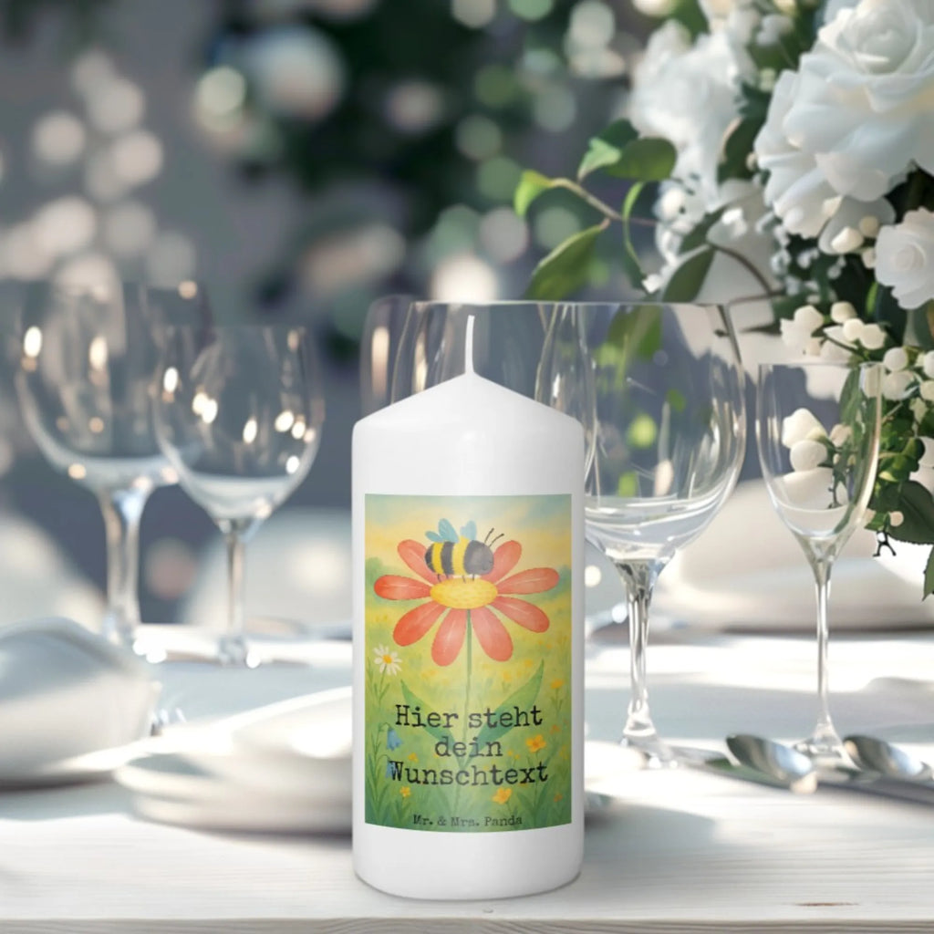 Personalisierte Kerze Hummel Blume Design Kerze Mit Namen, Kerze Für Hochzeit Mit Namensgravur, Fair-Trade-Kerze Mit Namensgravur, Blockkerze Mit Namensdruck, Outdoor-Kerze Mit Namensgravur, Gartenkerze Mit Namen, Duftkerze Mit Namen, Personalisierte Kerze, Tischkerze Mit Namensdruck, Glas-Kerze Mit Wunschname, Kommunionkerze Mit Namen, Trauerkerze Mit Namen, Kerze Mit Spruch Und Namen, Handgegossene Kerze Mit Namen, Streukerze Mit Namensdruck, Schwimmkerze Mit Namen, Adventskerze Mit Wunschname, Tafelkerze Mit Wunschname, Votivkerze Mit Wunschname, Grabkerze Mit Namensgravur, Kerze Mit Prägung Und Wunschname, Handgemachte Kerze Mit Wunschname, Taufekerze Mit Namensgravur, Stearinkerze Mit Gravur, Firmungskerze Mit Wunschname, Weihnachtskerze Mit Namensgravur, Sojawachskerze Mit Namensdruck, Holz-Kerze Mit Namen, Gastgeschenk Kerze Mit Namen, Bio-Kerze Mit Wunschname, Andachtskerze Mit Namensgravur, Kerze Für Geburtstag Mit Wunschname, LED-Kerze Mit Wunschname, Bienenwachskerze Mit Wunschname, Stumpenkerze Mit Namensgravur, Gedenkkerze Mit Namen, Osterkerze Mit Namen, Teelicht Mit Namensdruck, Stabkerze Mit Gravur, Kerzen-Set Mit Namensgravur, Metall-Kerze Mit Namensgravur, Laternenkerze Mit Namensdruck, Tiermotive, Gute Laune, lustige Sprüche, Tiere, Natur, Hummeln, Feld, Hummel, Blume, Wespe, Biene, Flauschig