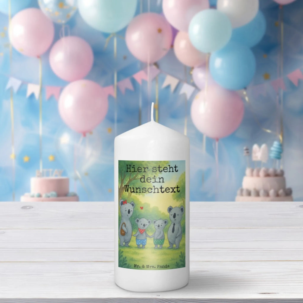 Personalisierte Kerze Koala Familie zwei Design Tafelkerze Mit Wunschname, Kerze Mit Namen, Votivkerze Mit Wunschname, Grabkerze Mit Namensgravur, Trauerkerze Mit Namen, Fair-Trade-Kerze Mit Namensgravur, Outdoor-Kerze Mit Namensgravur, Kommunionkerze Mit Namen, Weihnachtskerze Mit Namensgravur, Bio-Kerze Mit Wunschname, Blockkerze Mit Namensdruck, Stearinkerze Mit Gravur, Metall-Kerze Mit Namensgravur, Handgegossene Kerze Mit Namen, Handgemachte Kerze Mit Wunschname, Firmungskerze Mit Wunschname, Glas-Kerze Mit Wunschname, Sojawachskerze Mit Namensdruck, Tischkerze Mit Namensdruck, Stumpenkerze Mit Namensgravur, Osterkerze Mit Namen, Kerze Mit Prägung Und Wunschname, Teelicht Mit Namensdruck, Adventskerze Mit Wunschname, Kerze Für Geburtstag Mit Wunschname, Duftkerze Mit Namen, Gartenkerze Mit Namen, Andachtskerze Mit Namensgravur, Bienenwachskerze Mit Wunschname, Streukerze Mit Namensdruck, LED-Kerze Mit Wunschname, Gastgeschenk Kerze Mit Namen, Kerze Mit Spruch Und Namen, Personalisierte Kerze, Taufekerze Mit Namensgravur, Gedenkkerze Mit Namen, Schwimmkerze Mit Namen, Holz-Kerze Mit Namen, Laternenkerze Mit Namensdruck, Kerze Für Hochzeit Mit Namensgravur, Stabkerze Mit Gravur, Kerzen-Set Mit Namensgravur, Familie, Vatertag, Muttertag, Bruder, Schwester, Mama, Papa, Oma, Opa, beste Familie, Koala, Koalabär, Familienleben, Koalafamilie, Familienzeit, Lieblingsfamilie