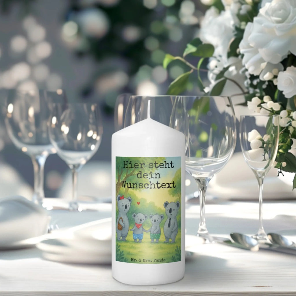 Personalisierte Kerze Koala Familie zwei Design Tafelkerze Mit Wunschname, Kerze Mit Namen, Votivkerze Mit Wunschname, Grabkerze Mit Namensgravur, Trauerkerze Mit Namen, Fair-Trade-Kerze Mit Namensgravur, Outdoor-Kerze Mit Namensgravur, Kommunionkerze Mit Namen, Weihnachtskerze Mit Namensgravur, Bio-Kerze Mit Wunschname, Blockkerze Mit Namensdruck, Stearinkerze Mit Gravur, Metall-Kerze Mit Namensgravur, Handgegossene Kerze Mit Namen, Handgemachte Kerze Mit Wunschname, Firmungskerze Mit Wunschname, Glas-Kerze Mit Wunschname, Sojawachskerze Mit Namensdruck, Tischkerze Mit Namensdruck, Stumpenkerze Mit Namensgravur, Osterkerze Mit Namen, Kerze Mit Prägung Und Wunschname, Teelicht Mit Namensdruck, Adventskerze Mit Wunschname, Kerze Für Geburtstag Mit Wunschname, Duftkerze Mit Namen, Gartenkerze Mit Namen, Andachtskerze Mit Namensgravur, Bienenwachskerze Mit Wunschname, Streukerze Mit Namensdruck, LED-Kerze Mit Wunschname, Gastgeschenk Kerze Mit Namen, Kerze Mit Spruch Und Namen, Personalisierte Kerze, Taufekerze Mit Namensgravur, Gedenkkerze Mit Namen, Schwimmkerze Mit Namen, Holz-Kerze Mit Namen, Laternenkerze Mit Namensdruck, Kerze Für Hochzeit Mit Namensgravur, Stabkerze Mit Gravur, Kerzen-Set Mit Namensgravur, Familie, Vatertag, Muttertag, Bruder, Schwester, Mama, Papa, Oma, Opa, beste Familie, Koala, Koalabär, Familienleben, Koalafamilie, Familienzeit, Lieblingsfamilie
