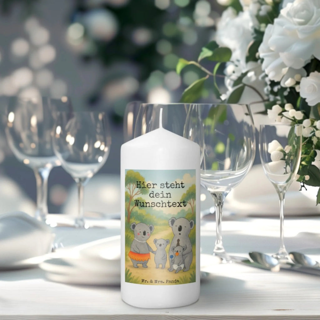 Personalisierte Kerze Koala Familie Design Duftkerze Mit Namen, Kommunionkerze Mit Namen, Handgemachte Kerze Mit Wunschname, Outdoor-Kerze Mit Namensgravur, Kerzen-Set Mit Namensgravur, Stabkerze Mit Gravur, Kerze Für Hochzeit Mit Namensgravur, LED-Kerze Mit Wunschname, Streukerze Mit Namensdruck, Metall-Kerze Mit Namensgravur, Fair-Trade-Kerze Mit Namensgravur, Laternenkerze Mit Namensdruck, Stearinkerze Mit Gravur, Firmungskerze Mit Wunschname, Taufekerze Mit Namensgravur, Kerze Für Geburtstag Mit Wunschname, Bienenwachskerze Mit Wunschname, Teelicht Mit Namensdruck, Kerze Mit Namen, Kerze Mit Spruch Und Namen, Osterkerze Mit Namen, Tischkerze Mit Namensdruck, Tafelkerze Mit Wunschname, Weihnachtskerze Mit Namensgravur, Schwimmkerze Mit Namen, Glas-Kerze Mit Wunschname, Gastgeschenk Kerze Mit Namen, Sojawachskerze Mit Namensdruck, Stumpenkerze Mit Namensgravur, Kerze Mit Prägung Und Wunschname, Andachtskerze Mit Namensgravur, Gedenkkerze Mit Namen, Gartenkerze Mit Namen, Votivkerze Mit Wunschname, Grabkerze Mit Namensgravur, Bio-Kerze Mit Wunschname, Blockkerze Mit Namensdruck, Adventskerze Mit Wunschname, Trauerkerze Mit Namen, Holz-Kerze Mit Namen, Personalisierte Kerze, Handgegossene Kerze Mit Namen, Familie, Vatertag, Muttertag, Bruder, Schwester, Mama, Papa, Oma, Opa, Kinder, Familienleben, Geschwister, Koalas, Family, Koala
