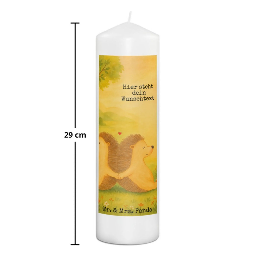 Personalisierte Kerze Igel händchenhaltend Design Blockkerze Mit Namensdruck, Kommunionkerze Mit Namen, LED-Kerze Mit Wunschname, Gartenkerze Mit Namen, Schwimmkerze Mit Namen, Taufekerze Mit Namensgravur, Teelicht Mit Namensdruck, Kerze Für Hochzeit Mit Namensgravur, Grabkerze Mit Namensgravur, Sojawachskerze Mit Namensdruck, Streukerze Mit Namensdruck, Metall-Kerze Mit Namensgravur, Duftkerze Mit Namen, Outdoor-Kerze Mit Namensgravur, Gedenkkerze Mit Namen, Tischkerze Mit Namensdruck, Weihnachtskerze Mit Namensgravur, Trauerkerze Mit Namen, Laternenkerze Mit Namensdruck, Osterkerze Mit Namen, Kerze Mit Prägung Und Wunschname, Handgemachte Kerze Mit Wunschname, Stabkerze Mit Gravur, Kerze Mit Namen, Adventskerze Mit Wunschname, Stumpenkerze Mit Namensgravur, Holz-Kerze Mit Namen, Glas-Kerze Mit Wunschname, Bio-Kerze Mit Wunschname, Andachtskerze Mit Namensgravur, Votivkerze Mit Wunschname, Handgegossene Kerze Mit Namen, Tafelkerze Mit Wunschname, Personalisierte Kerze, Kerze Für Geburtstag Mit Wunschname, Fair-Trade-Kerze Mit Namensgravur, Gastgeschenk Kerze Mit Namen, Kerze Mit Spruch Und Namen, Kerzen-Set Mit Namensgravur, Firmungskerze Mit Wunschname, Stearinkerze Mit Gravur, Bienenwachskerze Mit Wunschname, Liebe, Partner, Freund, Freundin, Ehemann, Ehefrau, Heiraten, Verlobung, Heiratsantrag, Liebesgeschenk, Jahrestag, Hocheitstag, Liebesbotschaft, Igelliebe, Liebesbeweis, Lieblingsmensch, große Liebe, Hand in Hand, Igel, Gemeinsamkeit, Hochzeit, Geschenk für zwei, Love