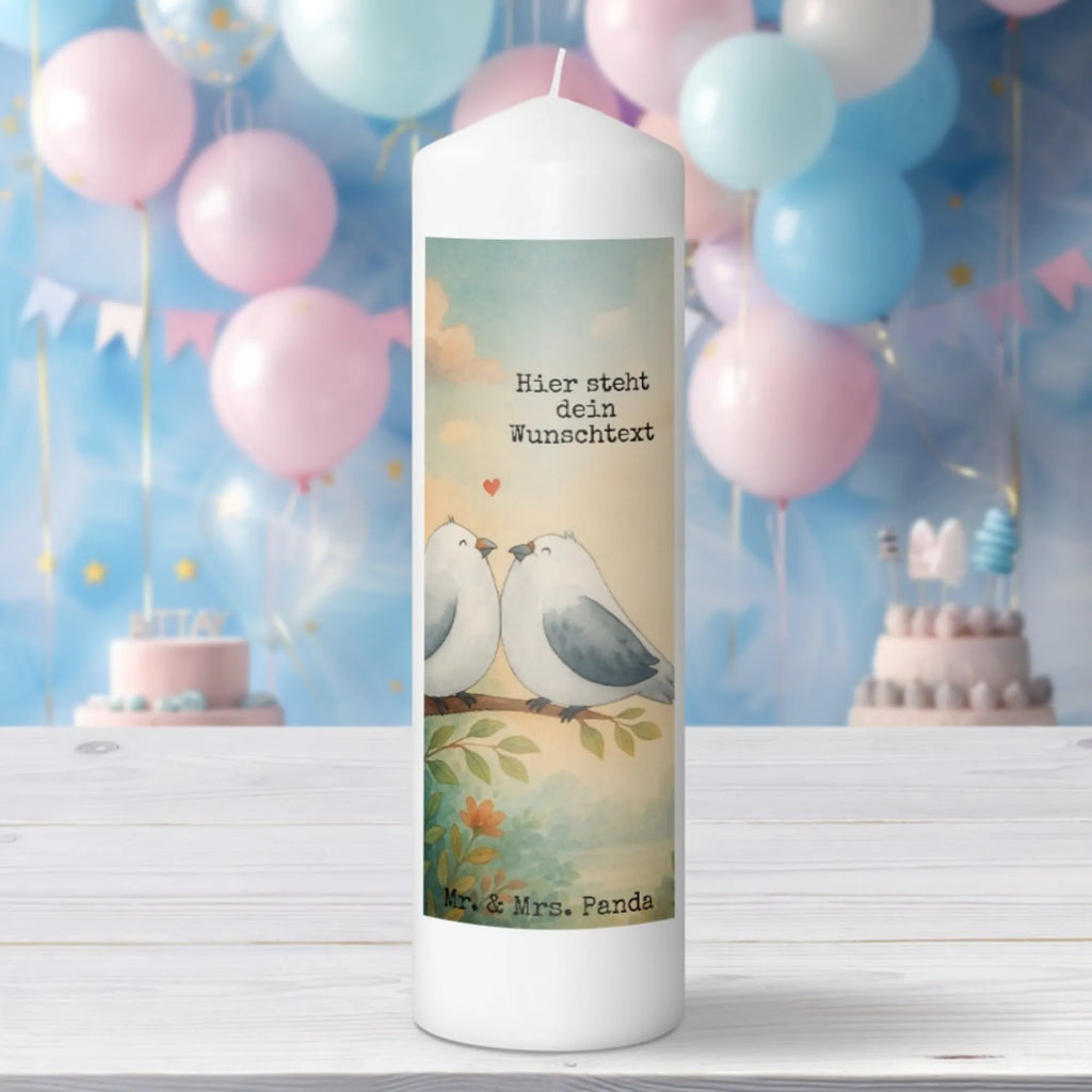 Personalisierte Kerze Turteltauben Liebe Design Metall-Kerze Mit Namensgravur, Laternenkerze Mit Namensdruck, Sojawachskerze Mit Namensdruck, Trauerkerze Mit Namen, Kerzen-Set Mit Namensgravur, Bio-Kerze Mit Wunschname, Tischkerze Mit Namensdruck, Adventskerze Mit Wunschname, Votivkerze Mit Wunschname, Teelicht Mit Namensdruck, Kerze Mit Spruch Und Namen, Kerze Mit Namen, Handgegossene Kerze Mit Namen, Gartenkerze Mit Namen, Handgemachte Kerze Mit Wunschname, Holz-Kerze Mit Namen, Duftkerze Mit Namen, Stumpenkerze Mit Namensgravur, Stearinkerze Mit Gravur, Kerze Mit Prägung Und Wunschname, Andachtskerze Mit Namensgravur, Blockkerze Mit Namensdruck, Tafelkerze Mit Wunschname, Kommunionkerze Mit Namen, Firmungskerze Mit Wunschname, Fair-Trade-Kerze Mit Namensgravur, Streukerze Mit Namensdruck, Grabkerze Mit Namensgravur, Glas-Kerze Mit Wunschname, Kerze Für Hochzeit Mit Namensgravur, Gastgeschenk Kerze Mit Namen, Personalisierte Kerze, Weihnachtskerze Mit Namensgravur, Outdoor-Kerze Mit Namensgravur, LED-Kerze Mit Wunschname, Bienenwachskerze Mit Wunschname, Stabkerze Mit Gravur, Kerze Für Geburtstag Mit Wunschname, Schwimmkerze Mit Namen, Taufekerze Mit Namensgravur, Gedenkkerze Mit Namen, Osterkerze Mit Namen, Liebe, Partner, Freund, Freundin, Ehemann, Ehefrau, Heiraten, Verlobung, Heiratsantrag, Liebesgeschenk, Jahrestag, Hocheitstag, Turteltäubchen, Liebesbeweis, Geschenk Freundin, Turteltauben, Verheiratet, Verliebt, Geschenk Freund, Verlobt, Geschenk Hochzeit, Tauben, Hochzeitstag