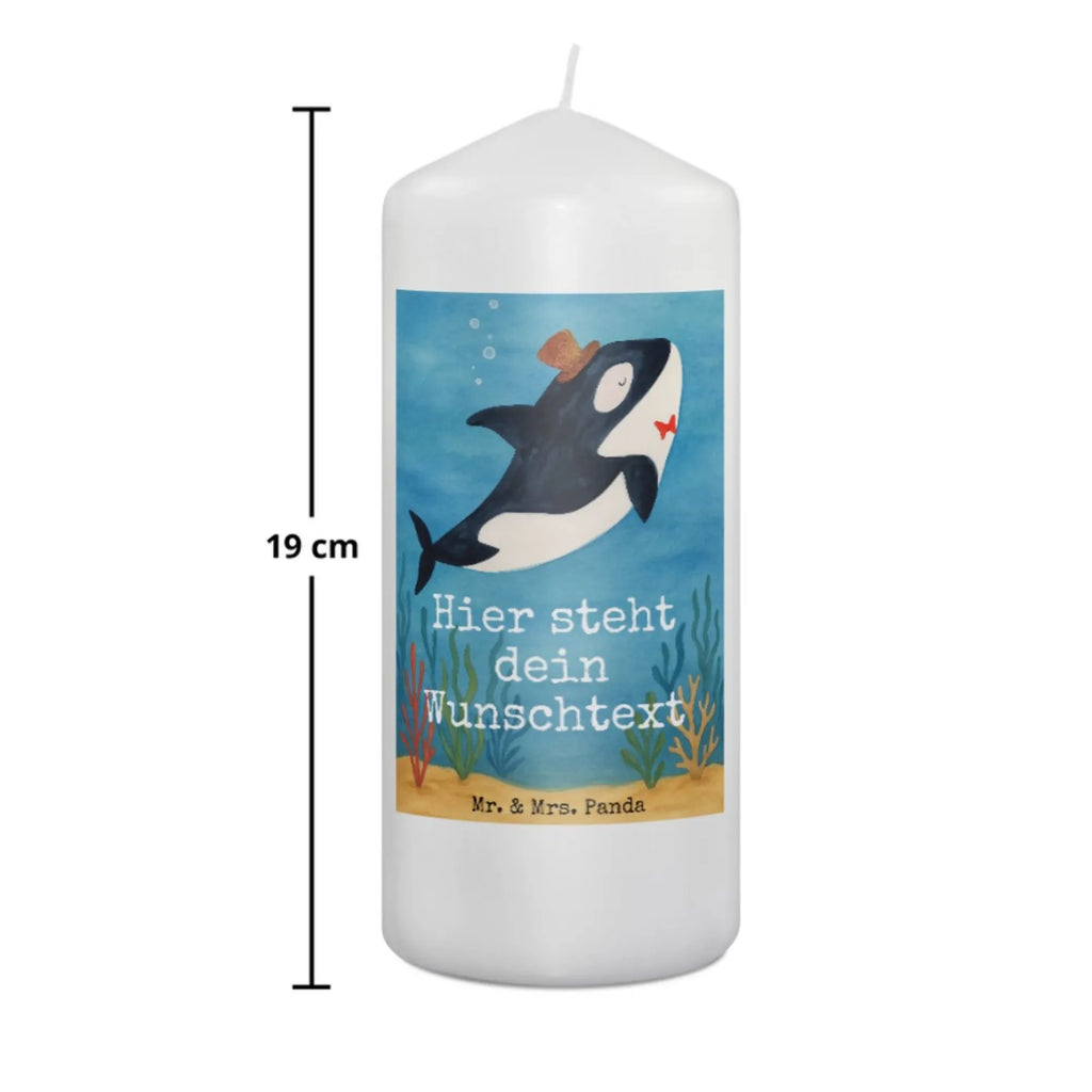 Personalisierte Kerze Orca Zylinder Design Personalisierte Kerze, Schwimmkerze Mit Namen, Kerze Für Hochzeit Mit Namensgravur, Sojawachskerze Mit Namensdruck, Handgemachte Kerze Mit Wunschname, Gedenkkerze Mit Namen, Kerze Für Geburtstag Mit Wunschname, Kerze Mit Namen, Grabkerze Mit Namensgravur, Trauerkerze Mit Namen, Kerze Mit Spruch Und Namen, Streukerze Mit Namensdruck, Laternenkerze Mit Namensdruck, Bio-Kerze Mit Wunschname, Adventskerze Mit Wunschname, Handgegossene Kerze Mit Namen, Taufekerze Mit Namensgravur, Fair-Trade-Kerze Mit Namensgravur, Votivkerze Mit Wunschname, Osterkerze Mit Namen, Kerze Mit Prägung Und Wunschname, Gastgeschenk Kerze Mit Namen, Holz-Kerze Mit Namen, Stabkerze Mit Gravur, Firmungskerze Mit Wunschname, Stearinkerze Mit Gravur, Kommunionkerze Mit Namen, Gartenkerze Mit Namen, Bienenwachskerze Mit Wunschname, Tafelkerze Mit Wunschname, Tischkerze Mit Namensdruck, Outdoor-Kerze Mit Namensgravur, Weihnachtskerze Mit Namensgravur, Blockkerze Mit Namensdruck, LED-Kerze Mit Wunschname, Stumpenkerze Mit Namensgravur, Metall-Kerze Mit Namensgravur, Duftkerze Mit Namen, Andachtskerze Mit Namensgravur, Kerzen-Set Mit Namensgravur, Glas-Kerze Mit Wunschname, Teelicht Mit Namensdruck, Meerestiere, Meer, Urlaub, Glückwunsch, Glitzer, Fete, Feier, Konfetti, Fest, Glitter, Orca, Geburtstag, Narwal