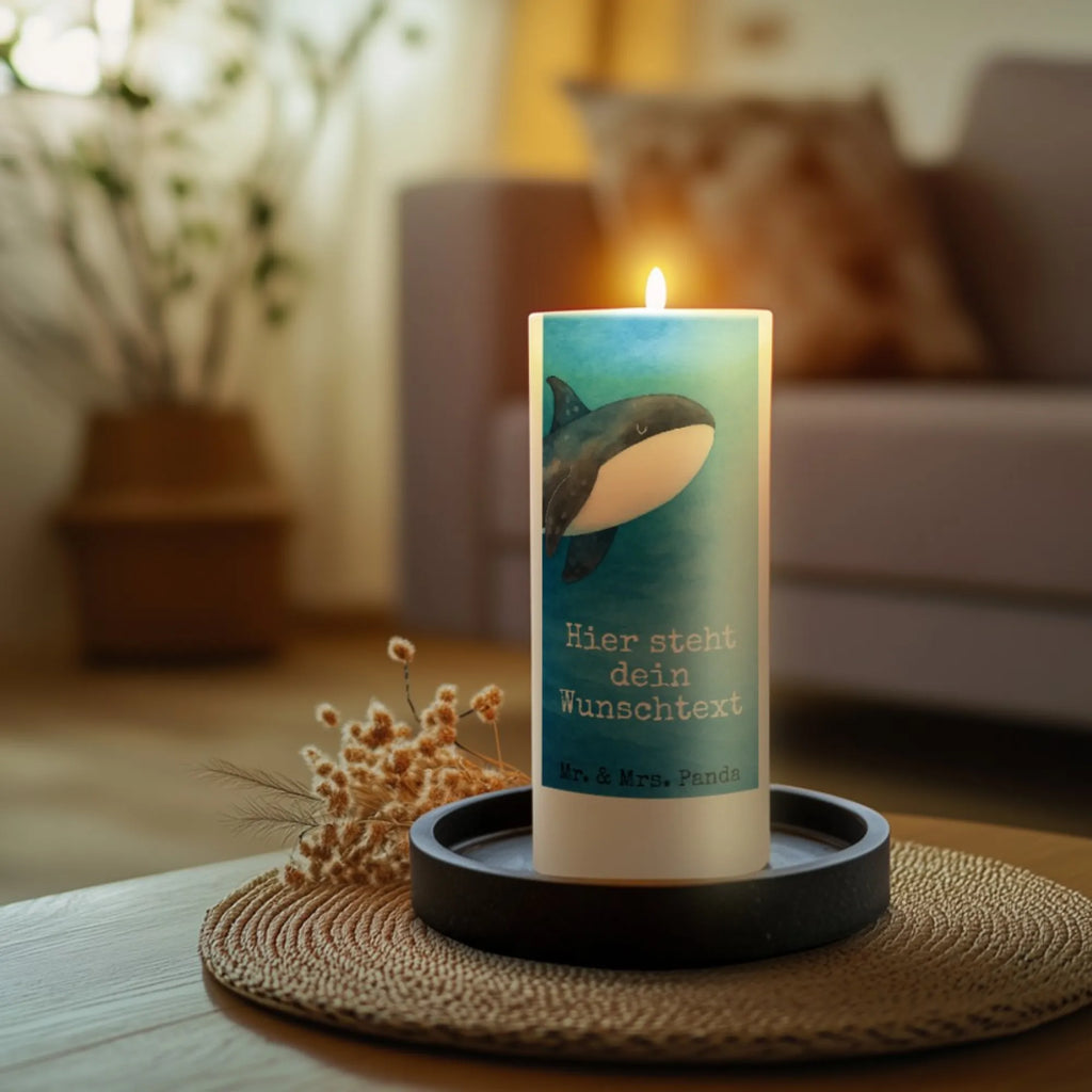 Personalisierte Kerze Orca Design Sojawachskerze Mit Namensdruck, Kerze Für Hochzeit Mit Namensgravur, Adventskerze Mit Wunschname, Votivkerze Mit Wunschname, LED-Kerze Mit Wunschname, Handgegossene Kerze Mit Namen, Trauerkerze Mit Namen, Stabkerze Mit Gravur, Grabkerze Mit Namensgravur, Tischkerze Mit Namensdruck, Bio-Kerze Mit Wunschname, Kerze Mit Namen, Outdoor-Kerze Mit Namensgravur, Holz-Kerze Mit Namen, Blockkerze Mit Namensdruck, Kerze Mit Prägung Und Wunschname, Fair-Trade-Kerze Mit Namensgravur, Kommunionkerze Mit Namen, Teelicht Mit Namensdruck, Firmungskerze Mit Wunschname, Kerze Für Geburtstag Mit Wunschname, Gedenkkerze Mit Namen, Metall-Kerze Mit Namensgravur, Stearinkerze Mit Gravur, Kerze Mit Spruch Und Namen, Duftkerze Mit Namen, Schwimmkerze Mit Namen, Streukerze Mit Namensdruck, Bienenwachskerze Mit Wunschname, Kerzen-Set Mit Namensgravur, Gartenkerze Mit Namen, Tafelkerze Mit Wunschname, Taufekerze Mit Namensgravur, Weihnachtskerze Mit Namensgravur, Handgemachte Kerze Mit Wunschname, Glas-Kerze Mit Wunschname, Gastgeschenk Kerze Mit Namen, Osterkerze Mit Namen, Andachtskerze Mit Namensgravur, Personalisierte Kerze, Stumpenkerze Mit Namensgravur, Laternenkerze Mit Namensdruck, Meerestiere, Meer, Urlaub, Motivation, Arbeit, Wal, Killerwal, Startup, Büro, Orcas, Selbstliebe, Neustart, Orca, Möglichkeiten