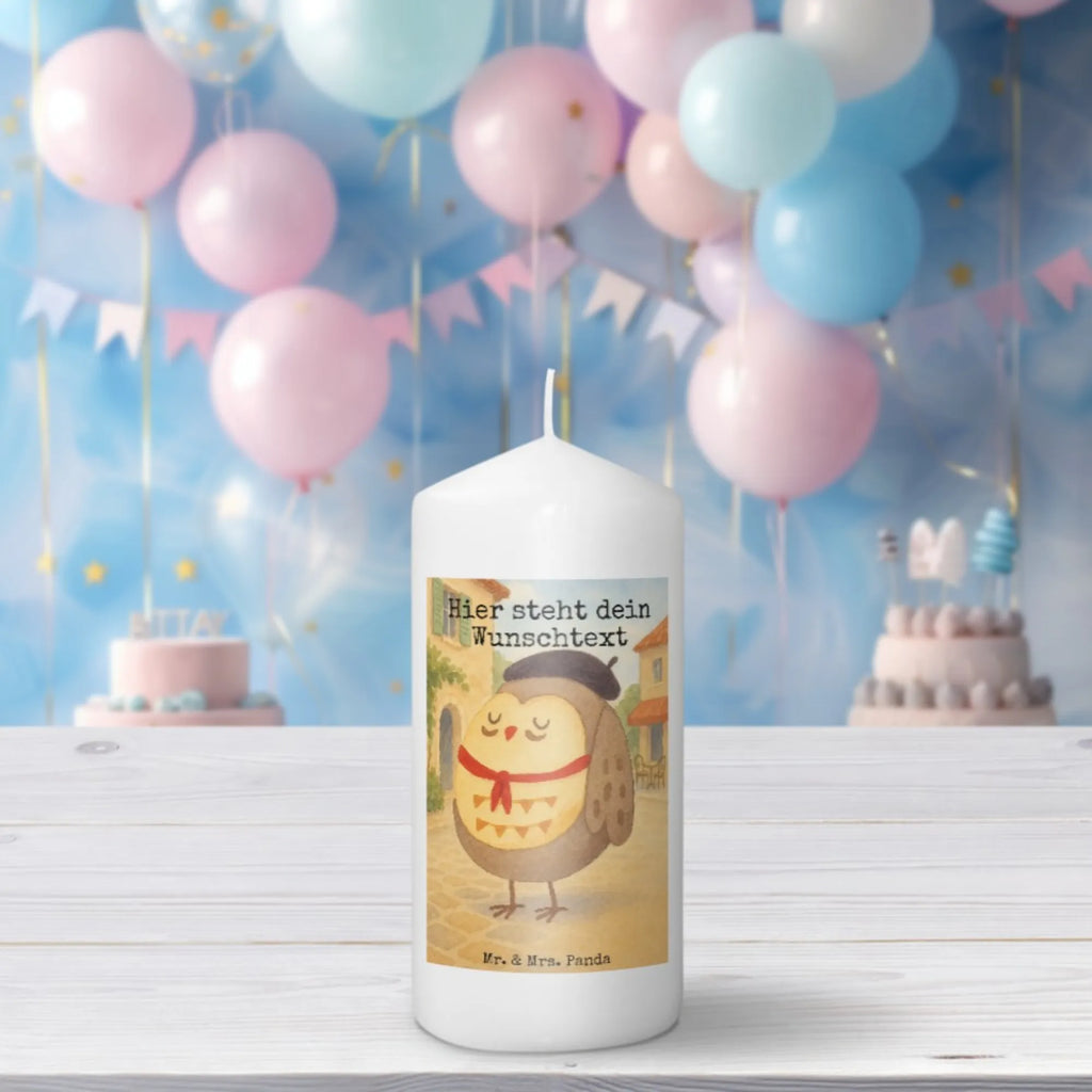 Personalisierte Kerze Eule Frankreich Design Kerze Mit Prägung Und Wunschname, Weihnachtskerze Mit Namensgravur, Kerze Mit Spruch Und Namen, Duftkerze Mit Namen, Teelicht Mit Namensdruck, Stearinkerze Mit Gravur, Fair-Trade-Kerze Mit Namensgravur, Andachtskerze Mit Namensgravur, Blockkerze Mit Namensdruck, Bio-Kerze Mit Wunschname, Laternenkerze Mit Namensdruck, Taufekerze Mit Namensgravur, Kerze Für Geburtstag Mit Wunschname, Adventskerze Mit Wunschname, Schwimmkerze Mit Namen, Stumpenkerze Mit Namensgravur, Votivkerze Mit Wunschname, Tafelkerze Mit Wunschname, Kerze Mit Namen, Kerzen-Set Mit Namensgravur, Stabkerze Mit Gravur, Sojawachskerze Mit Namensdruck, Streukerze Mit Namensdruck, Gedenkkerze Mit Namen, Holz-Kerze Mit Namen, Osterkerze Mit Namen, Kerze Für Hochzeit Mit Namensgravur, Handgemachte Kerze Mit Wunschname, Outdoor-Kerze Mit Namensgravur, Metall-Kerze Mit Namensgravur, Kommunionkerze Mit Namen, LED-Kerze Mit Wunschname, Grabkerze Mit Namensgravur, Tischkerze Mit Namensdruck, Glas-Kerze Mit Wunschname, Handgegossene Kerze Mit Namen, Gartenkerze Mit Namen, Personalisierte Kerze, Firmungskerze Mit Wunschname, Gastgeschenk Kerze Mit Namen, Trauerkerze Mit Namen, Bienenwachskerze Mit Wunschname, Eule, Owl, Frankreich, Eulen, hibou, Spruch Französisch, Spruch schön, das Leben ist schön, Eule Deko, La vie est belle