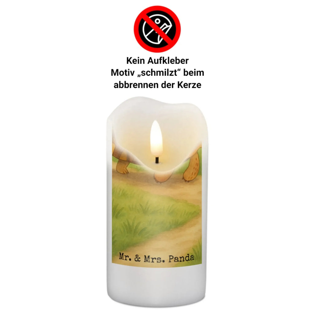 Personalisierte Kerze Schildkröte Marschieren Design Votivkerze Mit Wunschname, Kerze Mit Prägung Und Wunschname, Kerze Mit Namen, Weihnachtskerze Mit Namensgravur, Teelicht Mit Namensdruck, Stabkerze Mit Gravur, Gastgeschenk Kerze Mit Namen, Firmungskerze Mit Wunschname, Kerzen-Set Mit Namensgravur, Kommunionkerze Mit Namen, Handgemachte Kerze Mit Wunschname, Laternenkerze Mit Namensdruck, Handgegossene Kerze Mit Namen, Sojawachskerze Mit Namensdruck, Kerze Für Geburtstag Mit Wunschname, Bienenwachskerze Mit Wunschname, Metall-Kerze Mit Namensgravur, Bio-Kerze Mit Wunschname, Andachtskerze Mit Namensgravur, Streukerze Mit Namensdruck, Taufekerze Mit Namensgravur, LED-Kerze Mit Wunschname, Holz-Kerze Mit Namen, Gedenkkerze Mit Namen, Duftkerze Mit Namen, Tischkerze Mit Namensdruck, Grabkerze Mit Namensgravur, Osterkerze Mit Namen, Outdoor-Kerze Mit Namensgravur, Personalisierte Kerze, Kerze Für Hochzeit Mit Namensgravur, Stearinkerze Mit Gravur, Adventskerze Mit Wunschname, Schwimmkerze Mit Namen, Stumpenkerze Mit Namensgravur, Blockkerze Mit Namensdruck, Tafelkerze Mit Wunschname, Fair-Trade-Kerze Mit Namensgravur, Glas-Kerze Mit Wunschname, Kerze Mit Spruch Und Namen, Trauerkerze Mit Namen, Gartenkerze Mit Namen, Meerestiere, Meer, Urlaub, Inspiration, Schildkröte, Neustart, Motivation, Lieblingsmensch, get lost, Reiselust, Schildkröten, Abenteuer