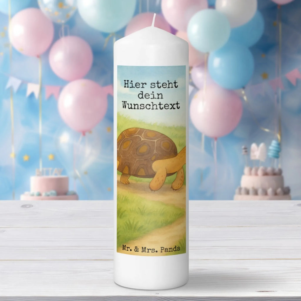 Personalisierte Kerze Schildkröte Marschieren Design Votivkerze Mit Wunschname, Kerze Mit Prägung Und Wunschname, Kerze Mit Namen, Weihnachtskerze Mit Namensgravur, Teelicht Mit Namensdruck, Stabkerze Mit Gravur, Gastgeschenk Kerze Mit Namen, Firmungskerze Mit Wunschname, Kerzen-Set Mit Namensgravur, Kommunionkerze Mit Namen, Handgemachte Kerze Mit Wunschname, Laternenkerze Mit Namensdruck, Handgegossene Kerze Mit Namen, Sojawachskerze Mit Namensdruck, Kerze Für Geburtstag Mit Wunschname, Bienenwachskerze Mit Wunschname, Metall-Kerze Mit Namensgravur, Bio-Kerze Mit Wunschname, Andachtskerze Mit Namensgravur, Streukerze Mit Namensdruck, Taufekerze Mit Namensgravur, LED-Kerze Mit Wunschname, Holz-Kerze Mit Namen, Gedenkkerze Mit Namen, Duftkerze Mit Namen, Tischkerze Mit Namensdruck, Grabkerze Mit Namensgravur, Osterkerze Mit Namen, Outdoor-Kerze Mit Namensgravur, Personalisierte Kerze, Kerze Für Hochzeit Mit Namensgravur, Stearinkerze Mit Gravur, Adventskerze Mit Wunschname, Schwimmkerze Mit Namen, Stumpenkerze Mit Namensgravur, Blockkerze Mit Namensdruck, Tafelkerze Mit Wunschname, Fair-Trade-Kerze Mit Namensgravur, Glas-Kerze Mit Wunschname, Kerze Mit Spruch Und Namen, Trauerkerze Mit Namen, Gartenkerze Mit Namen, Meerestiere, Meer, Urlaub, Inspiration, Schildkröte, Neustart, Motivation, Lieblingsmensch, get lost, Reiselust, Schildkröten, Abenteuer