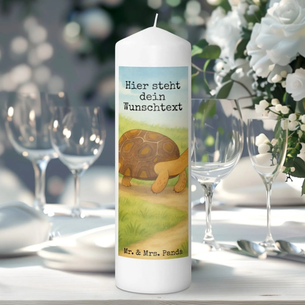 Personalisierte Kerze Schildkröte Marschieren Design Votivkerze Mit Wunschname, Kerze Mit Prägung Und Wunschname, Kerze Mit Namen, Weihnachtskerze Mit Namensgravur, Teelicht Mit Namensdruck, Stabkerze Mit Gravur, Gastgeschenk Kerze Mit Namen, Firmungskerze Mit Wunschname, Kerzen-Set Mit Namensgravur, Kommunionkerze Mit Namen, Handgemachte Kerze Mit Wunschname, Laternenkerze Mit Namensdruck, Handgegossene Kerze Mit Namen, Sojawachskerze Mit Namensdruck, Kerze Für Geburtstag Mit Wunschname, Bienenwachskerze Mit Wunschname, Metall-Kerze Mit Namensgravur, Bio-Kerze Mit Wunschname, Andachtskerze Mit Namensgravur, Streukerze Mit Namensdruck, Taufekerze Mit Namensgravur, LED-Kerze Mit Wunschname, Holz-Kerze Mit Namen, Gedenkkerze Mit Namen, Duftkerze Mit Namen, Tischkerze Mit Namensdruck, Grabkerze Mit Namensgravur, Osterkerze Mit Namen, Outdoor-Kerze Mit Namensgravur, Personalisierte Kerze, Kerze Für Hochzeit Mit Namensgravur, Stearinkerze Mit Gravur, Adventskerze Mit Wunschname, Schwimmkerze Mit Namen, Stumpenkerze Mit Namensgravur, Blockkerze Mit Namensdruck, Tafelkerze Mit Wunschname, Fair-Trade-Kerze Mit Namensgravur, Glas-Kerze Mit Wunschname, Kerze Mit Spruch Und Namen, Trauerkerze Mit Namen, Gartenkerze Mit Namen, Meerestiere, Meer, Urlaub, Inspiration, Schildkröte, Neustart, Motivation, Lieblingsmensch, get lost, Reiselust, Schildkröten, Abenteuer