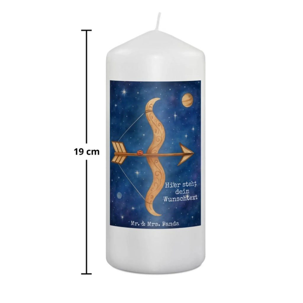 Personalisierte Kerze Sternzeichen Schütze Design Andachtskerze Mit Namensgravur, Streukerze Mit Namensdruck, Sojawachskerze Mit Namensdruck, Adventskerze Mit Wunschname, Holz-Kerze Mit Namen, Fair-Trade-Kerze Mit Namensgravur, Teelicht Mit Namensdruck, Stumpenkerze Mit Namensgravur, Votivkerze Mit Wunschname, Kerze Für Hochzeit Mit Namensgravur, Stabkerze Mit Gravur, Kerzen-Set Mit Namensgravur, Metall-Kerze Mit Namensgravur, Kerze Mit Namen, Gedenkkerze Mit Namen, Tischkerze Mit Namensdruck, Kerze Mit Prägung Und Wunschname, Gastgeschenk Kerze Mit Namen, Laternenkerze Mit Namensdruck, Personalisierte Kerze, Gartenkerze Mit Namen, Kerze Mit Spruch Und Namen, Weihnachtskerze Mit Namensgravur, Stearinkerze Mit Gravur, Tafelkerze Mit Wunschname, Duftkerze Mit Namen, Osterkerze Mit Namen, Kerze Für Geburtstag Mit Wunschname, Bienenwachskerze Mit Wunschname, Glas-Kerze Mit Wunschname, Trauerkerze Mit Namen, Kommunionkerze Mit Namen, LED-Kerze Mit Wunschname, Grabkerze Mit Namensgravur, Bio-Kerze Mit Wunschname, Handgegossene Kerze Mit Namen, Firmungskerze Mit Wunschname, Blockkerze Mit Namensdruck, Schwimmkerze Mit Namen, Taufekerze Mit Namensgravur, Outdoor-Kerze Mit Namensgravur, Handgemachte Kerze Mit Wunschname, Tierkreiszeichen, Sternzeichen, Horoskop, Astrologie, Aszendent, Schütze, Geburtstag Dezember, Geschenk November, Geschenk Dezember, Schütze Geschenk, Geschenk Schützenfest, Schütze Sternzeichen, Geburtstag November