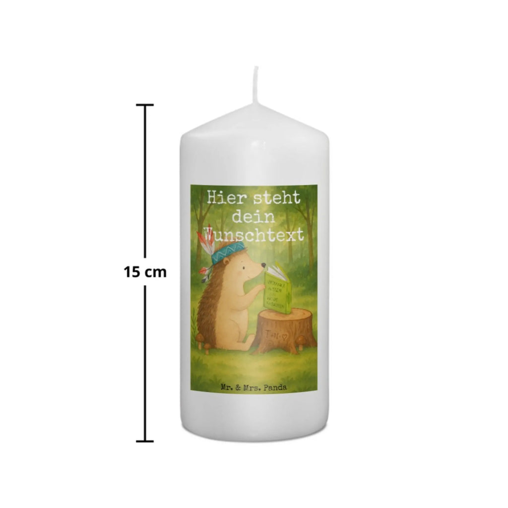Personalisierte Kerze Igel Federschmuck Design Stumpenkerze Mit Namensgravur, Kerze Für Hochzeit Mit Namensgravur, Firmungskerze Mit Wunschname, Osterkerze Mit Namen, LED-Kerze Mit Wunschname, Metall-Kerze Mit Namensgravur, Weihnachtskerze Mit Namensgravur, Stearinkerze Mit Gravur, Fair-Trade-Kerze Mit Namensgravur, Handgemachte Kerze Mit Wunschname, Sojawachskerze Mit Namensdruck, Stabkerze Mit Gravur, Tischkerze Mit Namensdruck, Trauerkerze Mit Namen, Blockkerze Mit Namensdruck, Andachtskerze Mit Namensgravur, Gedenkkerze Mit Namen, Glas-Kerze Mit Wunschname, Taufekerze Mit Namensgravur, Gartenkerze Mit Namen, Kerze Mit Prägung Und Wunschname, Bienenwachskerze Mit Wunschname, Adventskerze Mit Wunschname, Teelicht Mit Namensdruck, Gastgeschenk Kerze Mit Namen, Kerze Mit Namen, Laternenkerze Mit Namensdruck, Holz-Kerze Mit Namen, Outdoor-Kerze Mit Namensgravur, Streukerze Mit Namensdruck, Votivkerze Mit Wunschname, Kommunionkerze Mit Namen, Kerzen-Set Mit Namensgravur, Bio-Kerze Mit Wunschname, Tafelkerze Mit Wunschname, Kerze Für Geburtstag Mit Wunschname, Personalisierte Kerze, Kerze Mit Spruch Und Namen, Grabkerze Mit Namensgravur, Handgegossene Kerze Mit Namen, Duftkerze Mit Namen, Schwimmkerze Mit Namen, Waldtiere, Tiere, Abenteuer, Lagerfeuer, Camping, Igel, Indianer