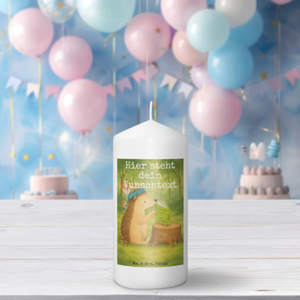 Personalisierte Kerze Igel Federschmuck Design Stumpenkerze Mit Namensgravur, Kerze Für Hochzeit Mit Namensgravur, Firmungskerze Mit Wunschname, Osterkerze Mit Namen, LED-Kerze Mit Wunschname, Metall-Kerze Mit Namensgravur, Weihnachtskerze Mit Namensgravur, Stearinkerze Mit Gravur, Fair-Trade-Kerze Mit Namensgravur, Handgemachte Kerze Mit Wunschname, Sojawachskerze Mit Namensdruck, Stabkerze Mit Gravur, Tischkerze Mit Namensdruck, Trauerkerze Mit Namen, Blockkerze Mit Namensdruck, Andachtskerze Mit Namensgravur, Gedenkkerze Mit Namen, Glas-Kerze Mit Wunschname, Taufekerze Mit Namensgravur, Gartenkerze Mit Namen, Kerze Mit Prägung Und Wunschname, Bienenwachskerze Mit Wunschname, Adventskerze Mit Wunschname, Teelicht Mit Namensdruck, Gastgeschenk Kerze Mit Namen, Kerze Mit Namen, Laternenkerze Mit Namensdruck, Holz-Kerze Mit Namen, Outdoor-Kerze Mit Namensgravur, Streukerze Mit Namensdruck, Votivkerze Mit Wunschname, Kommunionkerze Mit Namen, Kerzen-Set Mit Namensgravur, Bio-Kerze Mit Wunschname, Tafelkerze Mit Wunschname, Kerze Für Geburtstag Mit Wunschname, Personalisierte Kerze, Kerze Mit Spruch Und Namen, Grabkerze Mit Namensgravur, Handgegossene Kerze Mit Namen, Duftkerze Mit Namen, Schwimmkerze Mit Namen, Waldtiere, Tiere, Abenteuer, Lagerfeuer, Camping, Igel, Indianer