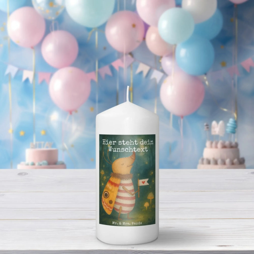 Personalisierte Kerze Nachtfalter Fähnchen Design Blockkerze Mit Namensdruck, Grabkerze Mit Namensgravur, Weihnachtskerze Mit Namensgravur, Holz-Kerze Mit Namen, Gastgeschenk Kerze Mit Namen, Personalisierte Kerze, Schwimmkerze Mit Namen, Tafelkerze Mit Wunschname, Streukerze Mit Namensdruck, Kerzen-Set Mit Namensgravur, Glas-Kerze Mit Wunschname, Handgemachte Kerze Mit Wunschname, Taufekerze Mit Namensgravur, Bio-Kerze Mit Wunschname, Tischkerze Mit Namensdruck, Osterkerze Mit Namen, Gedenkkerze Mit Namen, Votivkerze Mit Wunschname, Stumpenkerze Mit Namensgravur, Trauerkerze Mit Namen, Laternenkerze Mit Namensdruck, Teelicht Mit Namensdruck, Firmungskerze Mit Wunschname, LED-Kerze Mit Wunschname, Kerze Mit Namen, Gartenkerze Mit Namen, Fair-Trade-Kerze Mit Namensgravur, Kerze Mit Spruch Und Namen, Andachtskerze Mit Namensgravur, Kerze Für Hochzeit Mit Namensgravur, Handgegossene Kerze Mit Namen, Bienenwachskerze Mit Wunschname, Outdoor-Kerze Mit Namensgravur, Metall-Kerze Mit Namensgravur, Kerze Für Geburtstag Mit Wunschname, Sojawachskerze Mit Namensdruck, Duftkerze Mit Namen, Stabkerze Mit Gravur, Stearinkerze Mit Gravur, Kommunionkerze Mit Namen, Kerze Mit Prägung Und Wunschname, Adventskerze Mit Wunschname, Tiermotive, Gute Laune, lustige Sprüche, Tiere, Spruch witzig, Küche Deko, Käfer, Spruch lustig, niedlich, süß, Nachtfalter, Was kostet die Welt