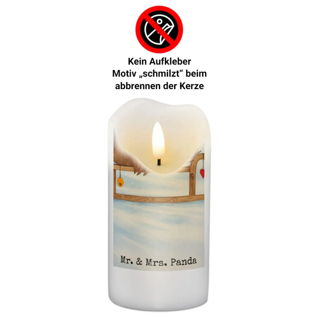 Personalisierte Kerze Rotkehlchen Schlitten Design Votivkerze Mit Wunschname, Gartenkerze Mit Namen, Trauerkerze Mit Namen, Osterkerze Mit Namen, Fair-Trade-Kerze Mit Namensgravur, Stabkerze Mit Gravur, Gastgeschenk Kerze Mit Namen, Teelicht Mit Namensdruck, Metall-Kerze Mit Namensgravur, Laternenkerze Mit Namensdruck, Kerze Für Geburtstag Mit Wunschname, Bio-Kerze Mit Wunschname, Tafelkerze Mit Wunschname, Blockkerze Mit Namensdruck, Kommunionkerze Mit Namen, Weihnachtskerze Mit Namensgravur, Kerze Für Hochzeit Mit Namensgravur, Stearinkerze Mit Gravur, Handgegossene Kerze Mit Namen, Holz-Kerze Mit Namen, Andachtskerze Mit Namensgravur, Grabkerze Mit Namensgravur, Firmungskerze Mit Wunschname, Gedenkkerze Mit Namen, Outdoor-Kerze Mit Namensgravur, Schwimmkerze Mit Namen, Kerze Mit Spruch Und Namen, Bienenwachskerze Mit Wunschname, Stumpenkerze Mit Namensgravur, Taufekerze Mit Namensgravur, Kerzen-Set Mit Namensgravur, LED-Kerze Mit Wunschname, Adventskerze Mit Wunschname, Kerze Mit Namen, Duftkerze Mit Namen, Handgemachte Kerze Mit Wunschname, Tischkerze Mit Namensdruck, Personalisierte Kerze, Streukerze Mit Namensdruck, Glas-Kerze Mit Wunschname, Kerze Mit Prägung Und Wunschname, Sojawachskerze Mit Namensdruck, Winter, Weihnachten, Weihnachtsdeko, Nikolaus, Advent, Heiligabend, Wintermotiv, Vogel, Schlitten