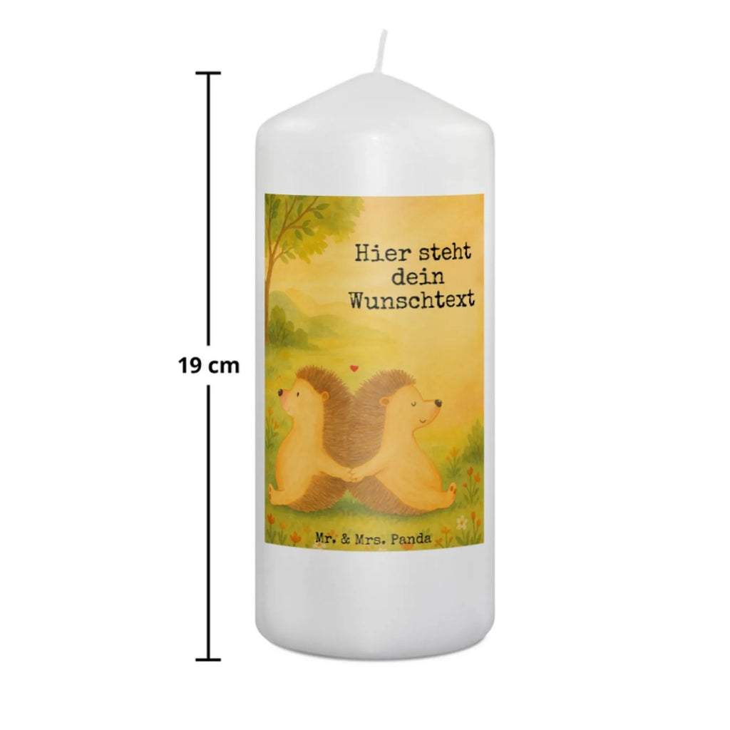 Personalisierte Kerze Igel händchenhaltend Design Blockkerze Mit Namensdruck, Kommunionkerze Mit Namen, LED-Kerze Mit Wunschname, Gartenkerze Mit Namen, Schwimmkerze Mit Namen, Taufekerze Mit Namensgravur, Teelicht Mit Namensdruck, Kerze Für Hochzeit Mit Namensgravur, Grabkerze Mit Namensgravur, Sojawachskerze Mit Namensdruck, Streukerze Mit Namensdruck, Metall-Kerze Mit Namensgravur, Duftkerze Mit Namen, Outdoor-Kerze Mit Namensgravur, Gedenkkerze Mit Namen, Tischkerze Mit Namensdruck, Weihnachtskerze Mit Namensgravur, Trauerkerze Mit Namen, Laternenkerze Mit Namensdruck, Osterkerze Mit Namen, Kerze Mit Prägung Und Wunschname, Handgemachte Kerze Mit Wunschname, Stabkerze Mit Gravur, Kerze Mit Namen, Adventskerze Mit Wunschname, Stumpenkerze Mit Namensgravur, Holz-Kerze Mit Namen, Glas-Kerze Mit Wunschname, Bio-Kerze Mit Wunschname, Andachtskerze Mit Namensgravur, Votivkerze Mit Wunschname, Handgegossene Kerze Mit Namen, Tafelkerze Mit Wunschname, Personalisierte Kerze, Kerze Für Geburtstag Mit Wunschname, Fair-Trade-Kerze Mit Namensgravur, Gastgeschenk Kerze Mit Namen, Kerze Mit Spruch Und Namen, Kerzen-Set Mit Namensgravur, Firmungskerze Mit Wunschname, Stearinkerze Mit Gravur, Bienenwachskerze Mit Wunschname, Liebe, Partner, Freund, Freundin, Ehemann, Ehefrau, Heiraten, Verlobung, Heiratsantrag, Liebesgeschenk, Jahrestag, Hocheitstag, Liebesbotschaft, Igelliebe, Liebesbeweis, Lieblingsmensch, große Liebe, Hand in Hand, Igel, Gemeinsamkeit, Hochzeit, Geschenk für zwei, Love