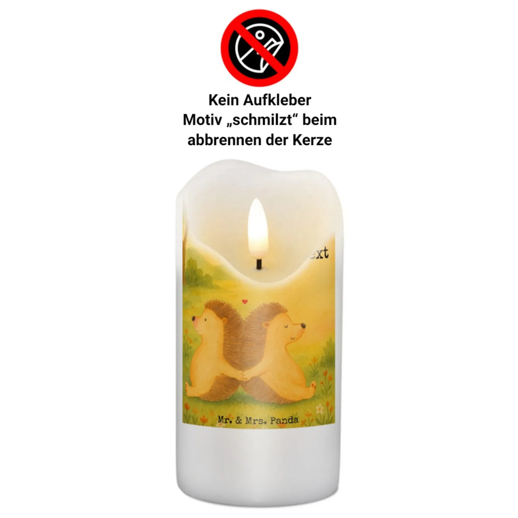 Personalisierte Kerze Igel händchenhaltend Design Blockkerze Mit Namensdruck, Kommunionkerze Mit Namen, LED-Kerze Mit Wunschname, Gartenkerze Mit Namen, Schwimmkerze Mit Namen, Taufekerze Mit Namensgravur, Teelicht Mit Namensdruck, Kerze Für Hochzeit Mit Namensgravur, Grabkerze Mit Namensgravur, Sojawachskerze Mit Namensdruck, Streukerze Mit Namensdruck, Metall-Kerze Mit Namensgravur, Duftkerze Mit Namen, Outdoor-Kerze Mit Namensgravur, Gedenkkerze Mit Namen, Tischkerze Mit Namensdruck, Weihnachtskerze Mit Namensgravur, Trauerkerze Mit Namen, Laternenkerze Mit Namensdruck, Osterkerze Mit Namen, Kerze Mit Prägung Und Wunschname, Handgemachte Kerze Mit Wunschname, Stabkerze Mit Gravur, Kerze Mit Namen, Adventskerze Mit Wunschname, Stumpenkerze Mit Namensgravur, Holz-Kerze Mit Namen, Glas-Kerze Mit Wunschname, Bio-Kerze Mit Wunschname, Andachtskerze Mit Namensgravur, Votivkerze Mit Wunschname, Handgegossene Kerze Mit Namen, Tafelkerze Mit Wunschname, Personalisierte Kerze, Kerze Für Geburtstag Mit Wunschname, Fair-Trade-Kerze Mit Namensgravur, Gastgeschenk Kerze Mit Namen, Kerze Mit Spruch Und Namen, Kerzen-Set Mit Namensgravur, Firmungskerze Mit Wunschname, Stearinkerze Mit Gravur, Bienenwachskerze Mit Wunschname, Liebe, Partner, Freund, Freundin, Ehemann, Ehefrau, Heiraten, Verlobung, Heiratsantrag, Liebesgeschenk, Jahrestag, Hocheitstag, Liebesbotschaft, Igelliebe, Liebesbeweis, Lieblingsmensch, große Liebe, Hand in Hand, Igel, Gemeinsamkeit, Hochzeit, Geschenk für zwei, Love