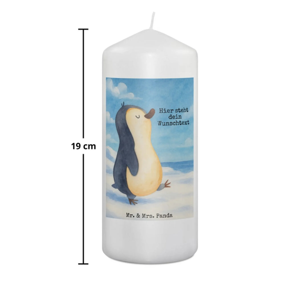 Personalisierte Kerze Pinguin marschieren Design Tischkerze Mit Namensdruck, Glas-Kerze Mit Wunschname, Kerze Mit Spruch Und Namen, Taufekerze Mit Namensgravur, Adventskerze Mit Wunschname, Kerze Mit Namen, Sojawachskerze Mit Namensdruck, Laternenkerze Mit Namensdruck, Gastgeschenk Kerze Mit Namen, Grabkerze Mit Namensgravur, Duftkerze Mit Namen, Outdoor-Kerze Mit Namensgravur, Teelicht Mit Namensdruck, Holz-Kerze Mit Namen, Bio-Kerze Mit Wunschname, Schwimmkerze Mit Namen, Gedenkkerze Mit Namen, Andachtskerze Mit Namensgravur, Stumpenkerze Mit Namensgravur, Tafelkerze Mit Wunschname, Stabkerze Mit Gravur, Gartenkerze Mit Namen, Kerze Mit Prägung Und Wunschname, Osterkerze Mit Namen, Personalisierte Kerze, Kerzen-Set Mit Namensgravur, Kerze Für Hochzeit Mit Namensgravur, Kerze Für Geburtstag Mit Wunschname, Bienenwachskerze Mit Wunschname, Stearinkerze Mit Gravur, Blockkerze Mit Namensdruck, Kommunionkerze Mit Namen, Weihnachtskerze Mit Namensgravur, Trauerkerze Mit Namen, Firmungskerze Mit Wunschname, Metall-Kerze Mit Namensgravur, LED-Kerze Mit Wunschname, Fair-Trade-Kerze Mit Namensgravur, Handgemachte Kerze Mit Wunschname, Votivkerze Mit Wunschname, Streukerze Mit Namensdruck, Handgegossene Kerze Mit Namen, Pinguin, Langschläfer, Pinguine, Frühaufsteher, Familie, Schwester, Bruder